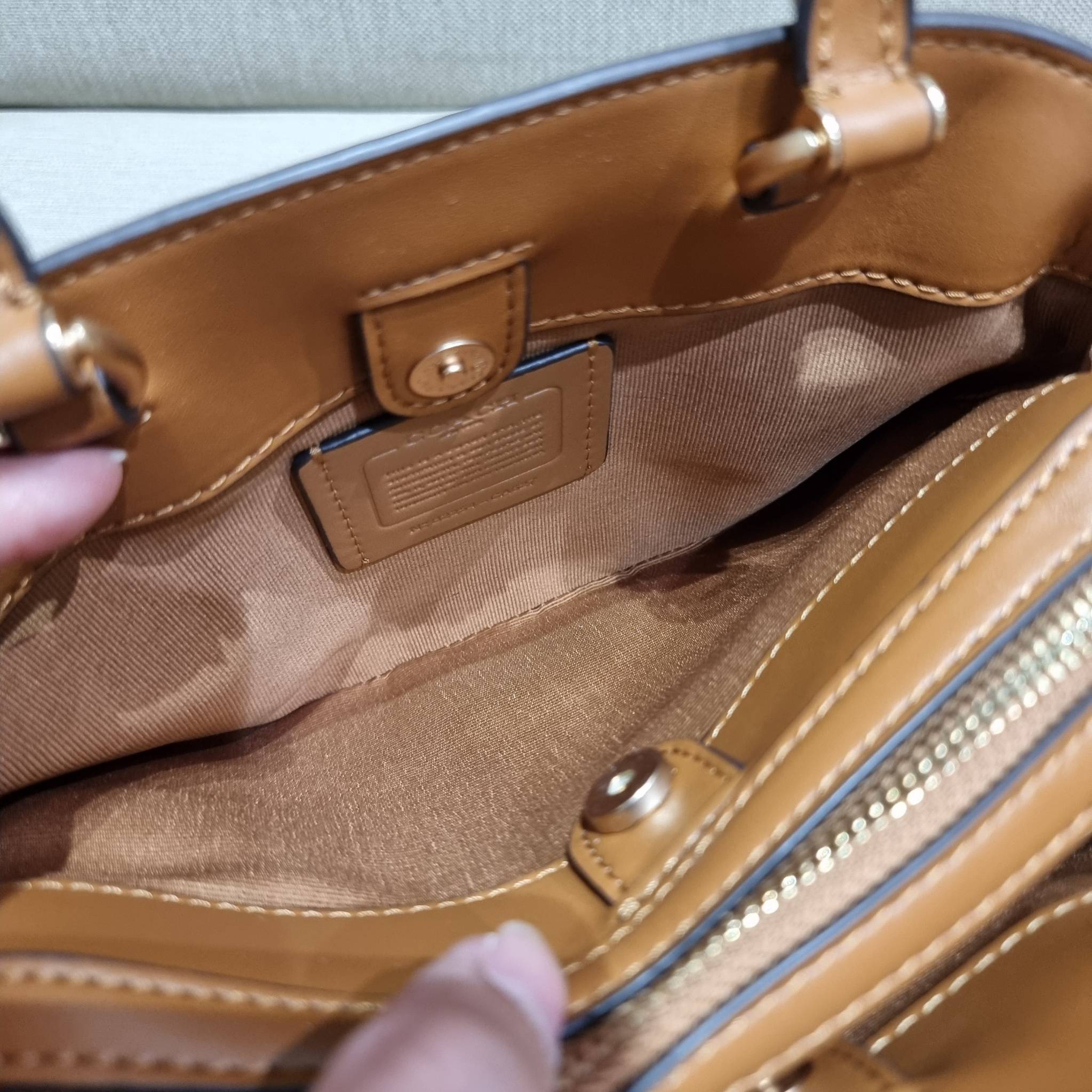 COACH C627 MINI LILLIE CARRYALL IN BLOCKED SIGNATURE CANVAS สีใหม่ล่าสุด กับรุ่นที่สุดของความขายดี คอลยอดฮิตโทนสีลูกคุณ!! กระเป๋าสะพายทรงสวย ที่ดีไซน์ออกมาให้ใช้งานง่าย สะดวก สวย หรู ดูดี!! วัสดุหนังแคนวาสเคลือบลาย มาพร้อมสายสะพายข้างและหูจับในตัว ถอดออกถ