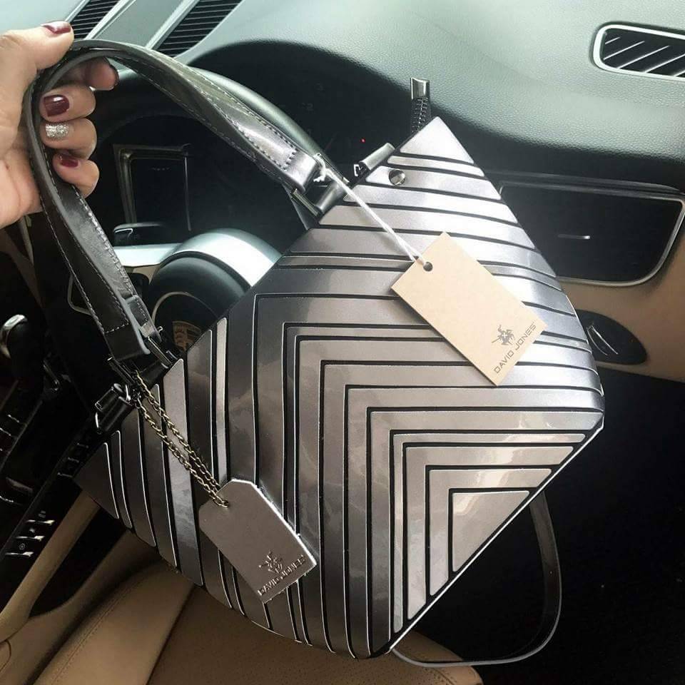 David Jones mini tote bag New arrival & Limited edition กระเป๋าถือหรือสะพาย ลายสวย V shape look modern ปรับใช้ได้ 2 ทรง น้ำหนักเบา ใส่กระเป๋าสตางค์ยาวได้ค่ะ มีช่องเล็กใส่ของจุกจิก ใบนี้ mix & match ได้ทุก look ค่ะ #OBSDAVIDJONES