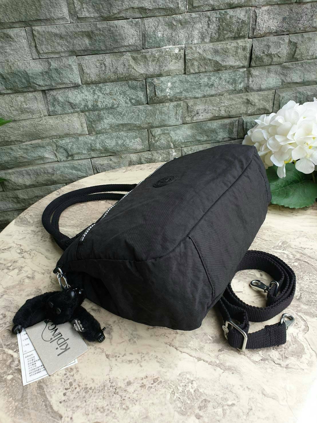 Kipling tote bag 2-way bag diagonally over handbags SEVRINE K15311 กระเป๋าถือ KIPLING รุ่น Sevrine แอคเซสเซอรี่ที่เหมาะแก่การพกพาในชีวิตประจำวัน จัดเก็บของให้เข้าที่ด้วยการแบ่งช่องกระเป๋าเป็น 2 ช่อง ดีไซน์โมเดิร์น กะทัดรัด คล่องตัวทุกการเคลื่อนไหว กระเป๋า