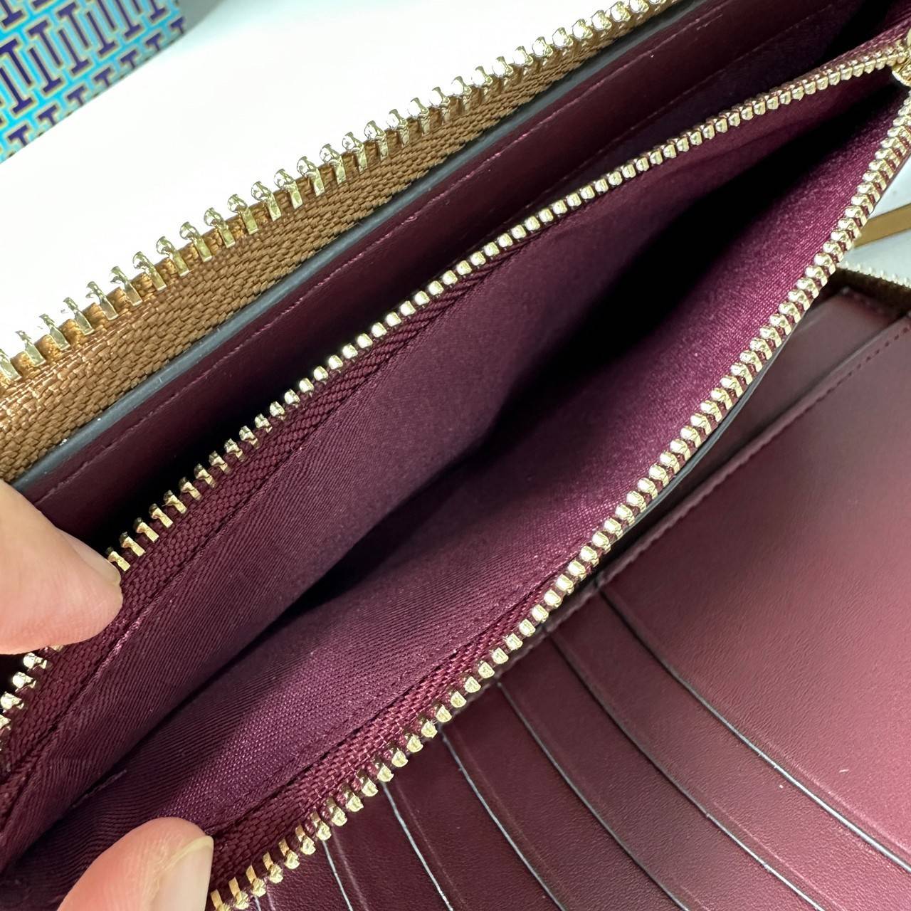 TORY BURCH T MONOGRAM JACQUARD ZIP CONTINENTAL WALLET 79383 กระเป๋าสตางค์ผ้าแคนวาสลายโมโนแกรมตัว T