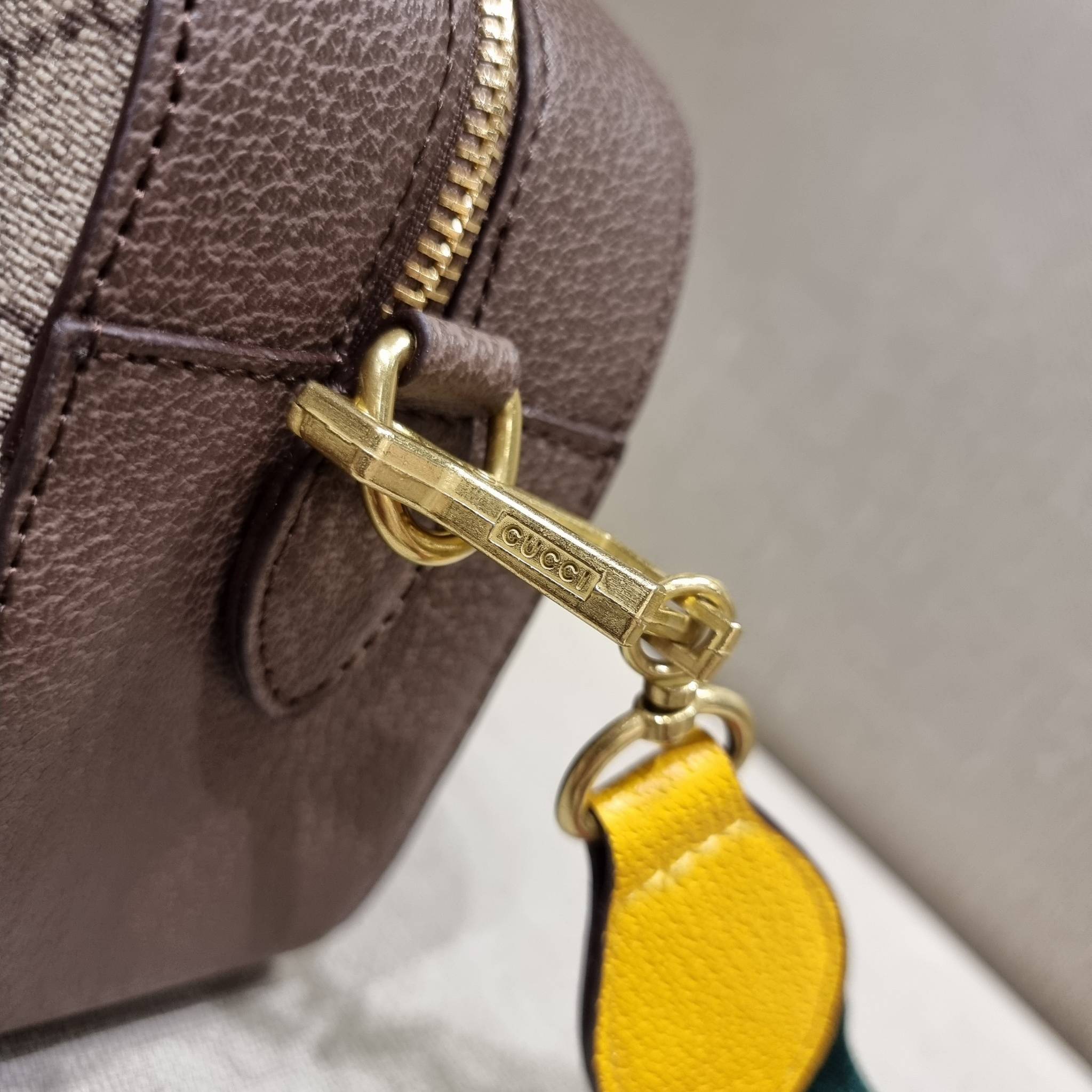 VIP 】GC STRAP SHOULDER BAG กระเป๋าสะพายข้างวีไอพีจากเคาน์เตอร์ duty free วัสดุหนังแคนวาสทนทาน ทรงสวย โดดเด่นตรงสายสะพายสีสดใสเป็นเอกลักษณ์ ตัดกันกับกระเป๋าได้อย่างลงตัว เปิด-ปิดกระเป๋าด้วยซิป รูดใช้งานง่าย ภายในโล่งกว้าง มีช่องแยกให้ ใส่ของสำคัญได้สบายๆ ส