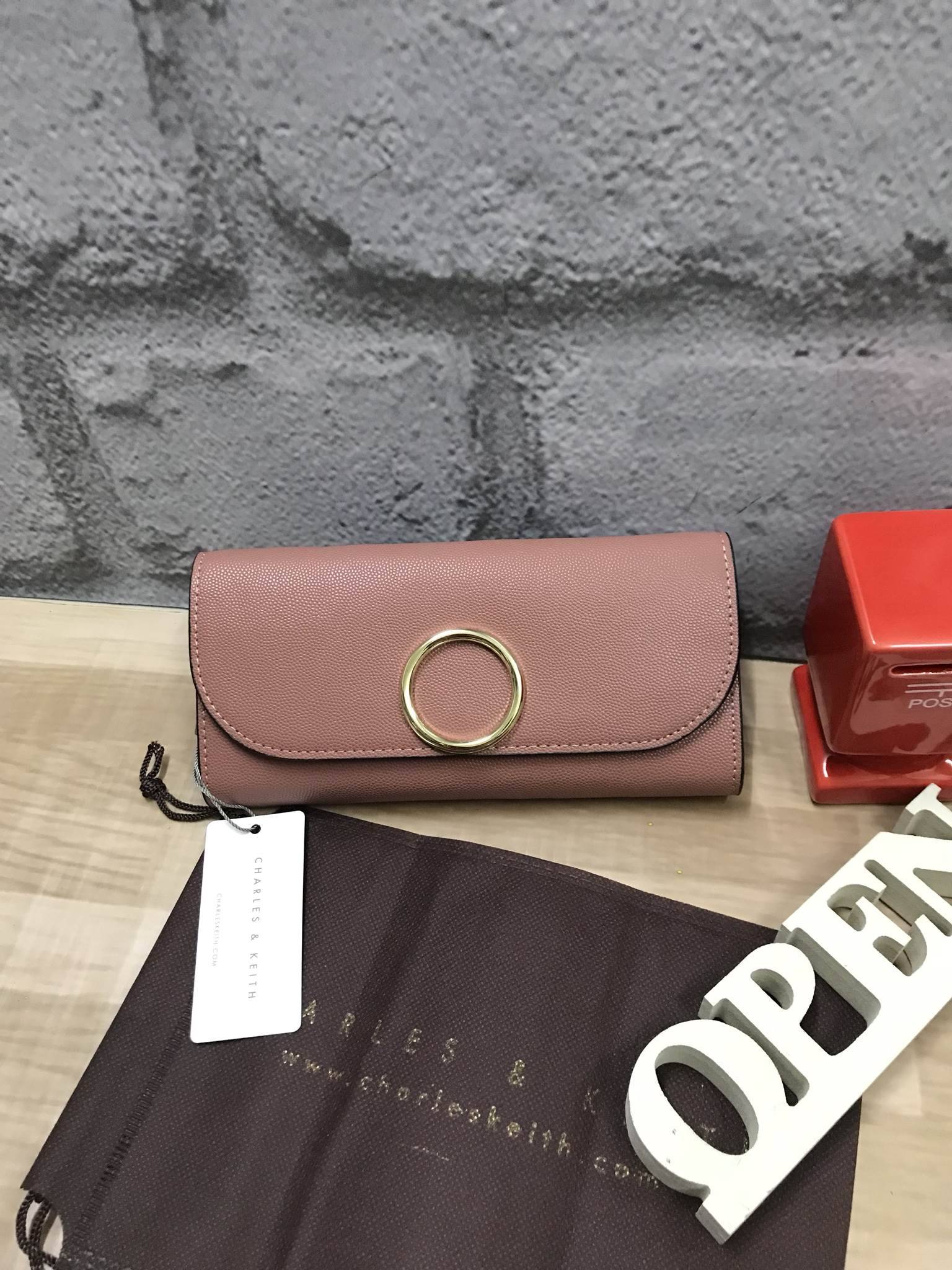CHARLES & KEITH CIRCULAR DETAIL WALLET กระเป๋าสตางค์ทรงยาว วัสดุหนังpuที่มีทั้งแบบหนังเรียบและหนังลายคาร์เวียร์ เปิดปิดด้วยกระดุมแม่เหล็ก ภายในแยกเป็นช่องใส่บัตร,ธนบัตรและช่องซิปใส่เหรียญ ด้านหลังมีช่องใส่ของอีก1ช่อง ด้านหน้าดีไซน์เรียบง่ายแต่ดูหรู คอลเลค