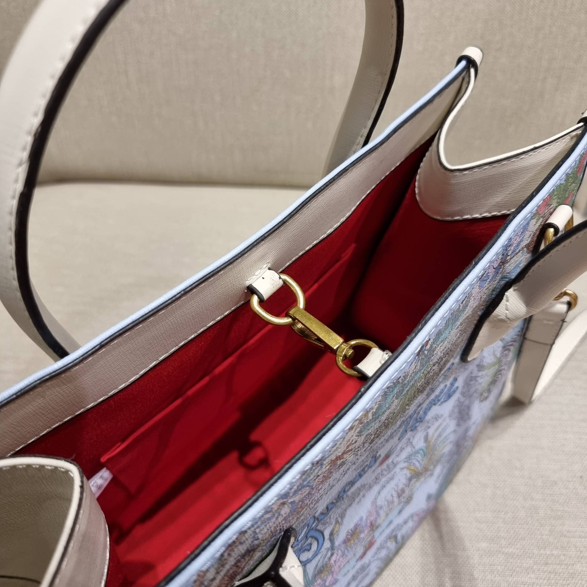 GUCCI TOTE BAG คอลเลคชั่นปีเสืออีกหนึ่ง สวยม้ากก!! กับกระเป๋าทรงโท้ท วีไอพีพรีเมี่ยมกิ๊ฟ ไซส์ใหญ่ โดดเด่นด้วยลวดลายไม่ซ้ำใคร สวยเอกลักษณ์ วัสดุหนังแคนวาส พรินท์ลายเต็มใบ ภายในโล่งกว้างมาก ใส่ของแบบแน่นๆ จุๆไปได้เลย หมดห่วง!! และยังมีสายครอสบอดี้มาให้ จะสะ