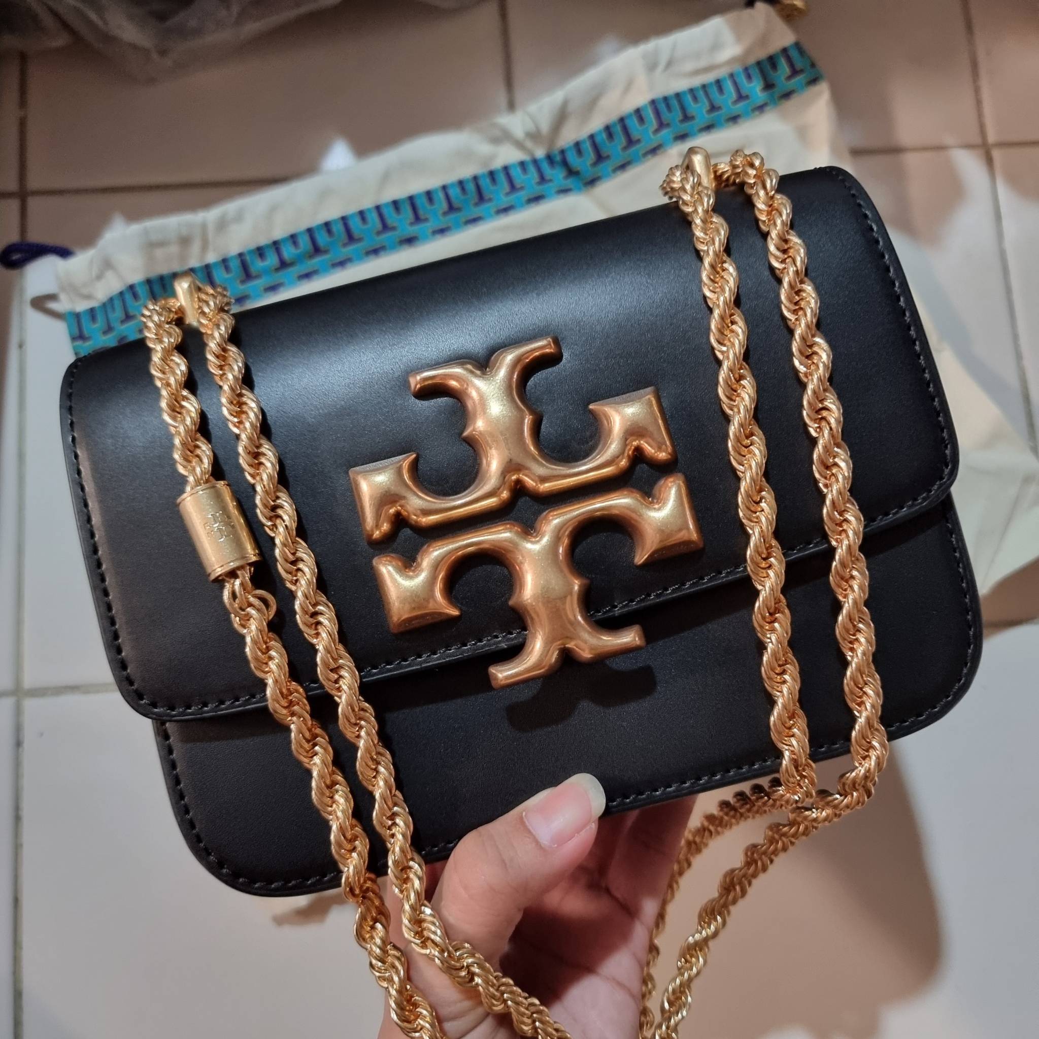 TORY BURCH ELEANOR SMALL CONVERTIBLE SHOULDER BAG ฮอตไอเท็ม รุ่นนี้ขายดีขายหมด สวยหรู คุณหนู ผู้ดี!! หายากมากแล้วน้า กระเป๋าสะพายข้าง ดีไซน์อยู่ทรง ขนาดกำลังสะดวกใช้สำหรับสาว วัสดุหนังแท้เต็มใบ สีทูโทน เปิด-ปิดด้วยแถบแม่เหล็ก ภายในแบ่งสัดส่วนได้เป็นอย่างด