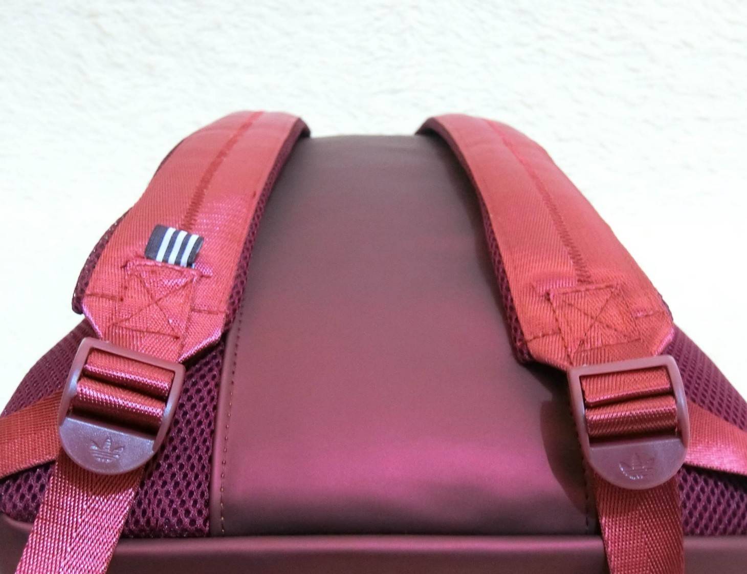 Adidas Originals BP Roll Top 3D Mesh 2017 Backpack Bag DH0100 กระเป๋าเป้สะพายหลัง ดีไซน์แบบ 3 มิติ วัสดุ polyurethane สีดำด้าน โดยใช้ลูกเล่น ของเหลี่ยมและมุมเชื่อมเข้าหากัน ออกแบบกระเป๋า เป็นเหมือนถุงทรงสูง ในส่วนปากกระเป๋าเป็นแบบตีนตุ๊กแก ม้วนพับ และติดก