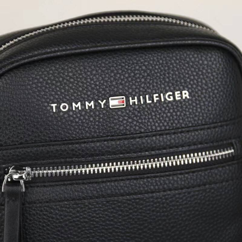 ของแท้ 💯% TOMMY HILFIGER Essential Mini Reporter กระเป๋าสะพายผู้ชายทรงคลาสสิก ขนาดกำลังดีน้ำหนักเบา หนังสวยทรงดีด้านหน้าประดับโลโก้แบรนด์