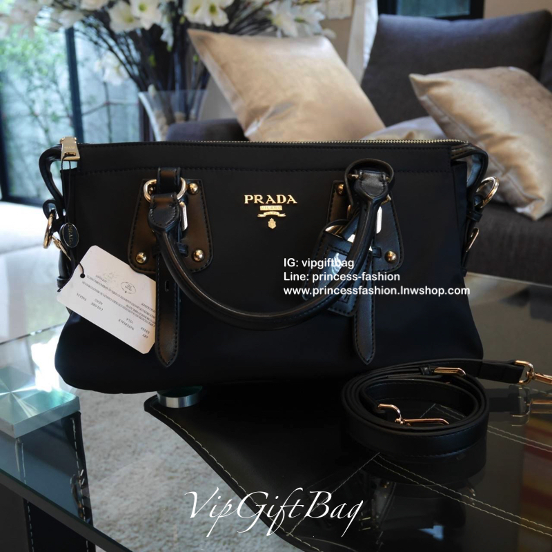 กระเป๋าทรง Handbag จากงานพรีเมี่ยมกิ้ฟ จากเคาเตอร์ต่างประเทศ มาแล้วค่า กระเป๋าถือทรงหรู จากแบรนด์ PRADA เป็น กระเป๋าผ้าไนล่อน ตกแต่งรอบใบได้ **สวยมาก ด้านในมีช่องซิปและช่องใส่ของ เป็นสัดส่วน อะไหล่ทองหรู ขนาดกำลังดีคะ เหมาะกับลุคผู้ใหญ่ หรือถือไปทำงาน ก็ 