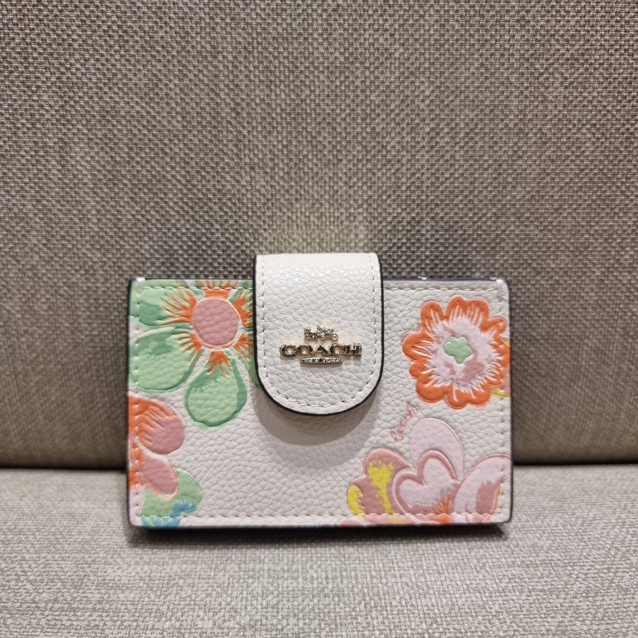 COACH C8325 ACCORDION CARD CASE WITH DREAMY LAND FLORAL PRINT ไอเท็มที่ทำใจฟูจัดเลยจ้า กับกระเป๋าถนอมบัตร ที่สาวๆตามหา ดีไซน์ลวดลายน่ารักมากๆ ขนาดกะทัดรัด พกพาสะดวก วัสดุหนัง pepble ภายในเป็นช่องใส่บัตรได้หลายใบ เหมาะมากสำหรับใครที่มองหากระเป๋าแบ่งสัดส่วน