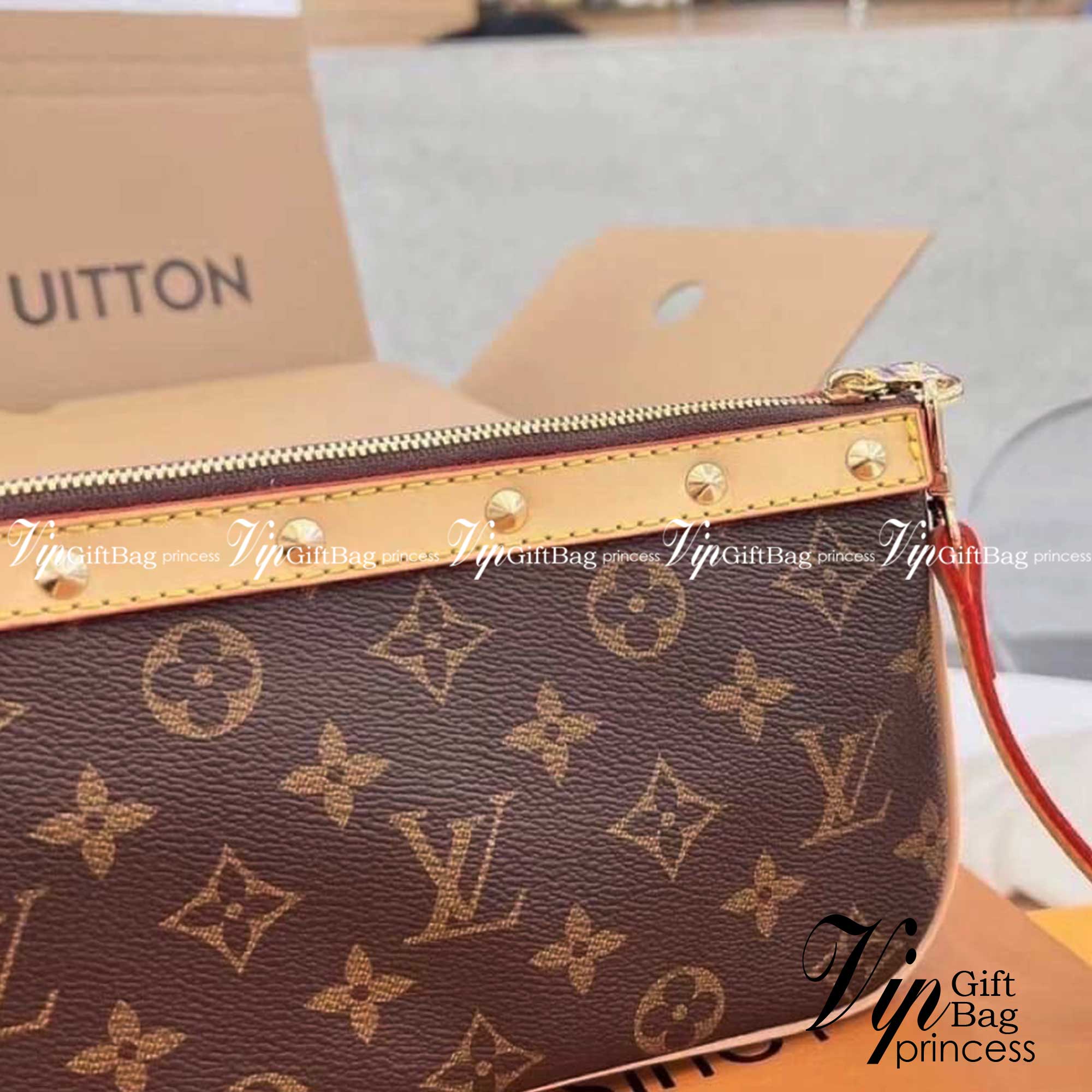 LV Pochette Accessoires Brown / LV MONOGRAM POCHETTE กระเป๋าสะพายทรงพอช สุดฮอต ดีงาม ดีไซน์คลาสสิควินเทจ ขนาดกำลังสวย ประหยัดพื้นที่ สายยาวถอดได้ เป็นไอเท็มที่เหมาะในทุกโอกาส สะพายปรับลุคได้หลายสไตล์ รับรองคุ้มค่าจริงๆจ้า ภาพถ่ายจากงานขายจริง ใช้งานต่างปร