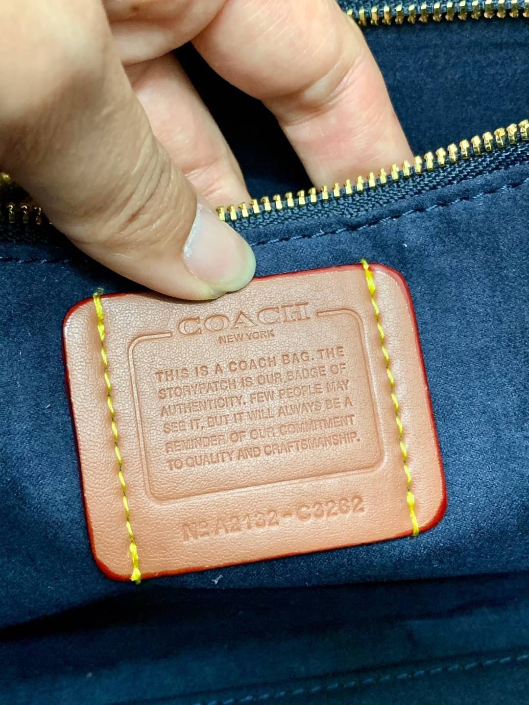 สวยๆ เคลียสต๊อค มีไม่มากจร้าา! COACH TOTE FIELD JACQUARD BAG ((C3282)) กระเป๋าหิ้ว//สะพายข้าง JacquardลายC+หนังแท้ สวยงามลงตัวมากๆค่ะ ปากกระเป๋าเปิดปิดแบบกระดุมแม่เหล็ก ภายในกว้าง สาวๆทีาสัมภาระเยอะบอกเลยเหมาะมากค่ะ