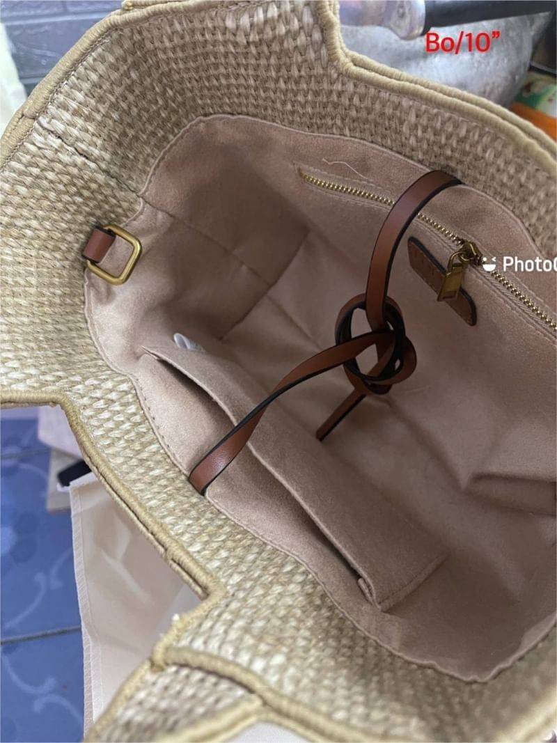 LOEWE logo raffia tote bag / Loewe Tote Bag กระเป๋าโท้ท รูปทรงสวยงามสานเต็มใบ และยังโดดเด่นด้วยโลโก้ สีโทนอุ่น ทำให้ไอเท็มนี้ ภายในกระเป๋าใหญ่โล่งกว้าง ใบนี้เหมาะกับสายแฟชั่นมากๆ