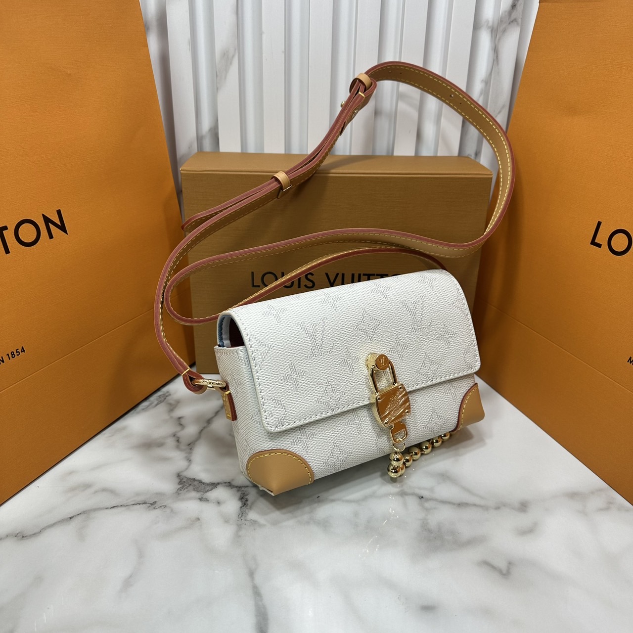 ORI หนังแท้ | LV Steamer crossbody bag Monogram Canvas / LV Trunk Bag กระเป๋าสะพาย กระเป๋าสตางค์แบบสะพายรุ่น Steamer รังสรรค์จาก Monogram แคนวาส แต่งขอบหนัง Aged Natural และฮาร์ดแวร์สีทอง