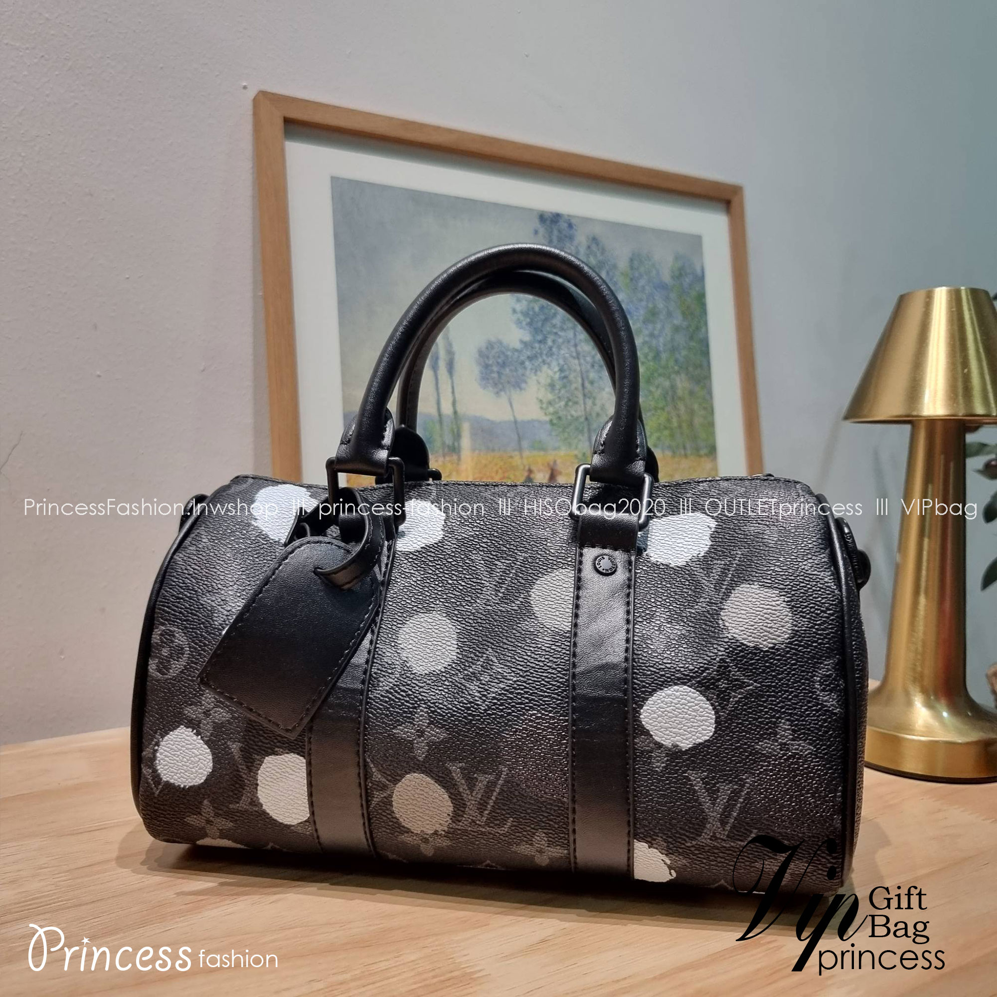 LV x YK KEEPALL BANDOULIERE 25 BAG ย่อส่วนความเท่ให้สะดวกกับชีวิตประจำวัน กับกระเป๋าสะพาย ทรงกระเป๋าเดินทางสุดคลาสสิค ด้วยดีเทลความเป็นเอกลักษณ์ เรียบแต่หรู