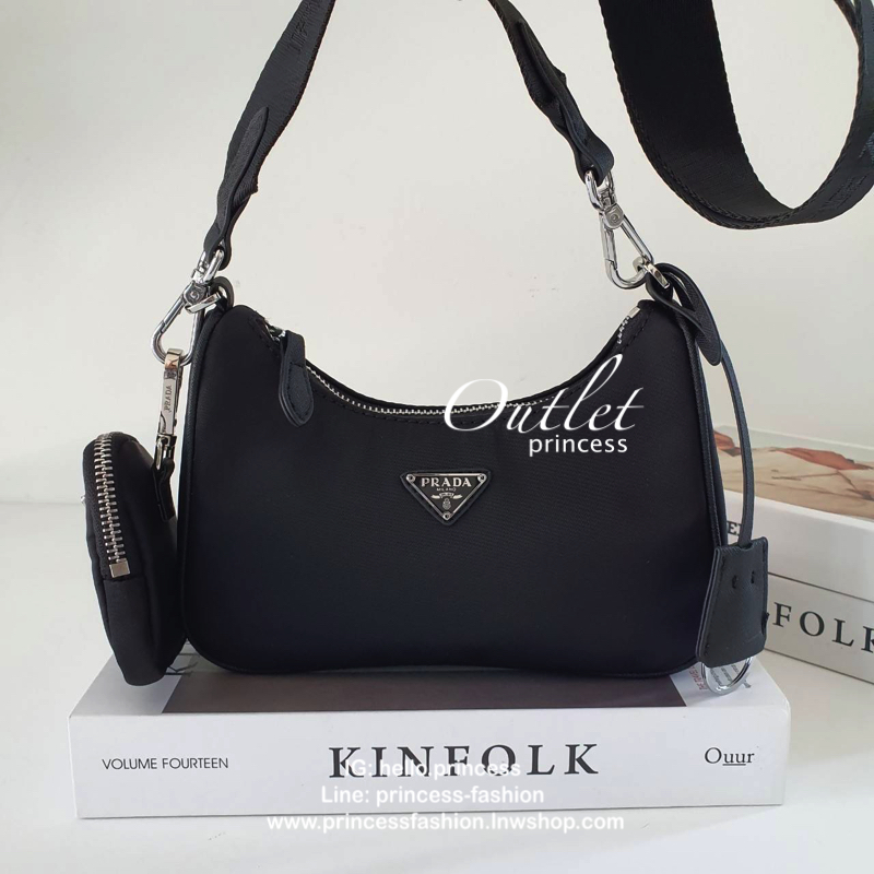 ᴹᴵᴺᴵ ไซส์มินิลงมาอีกนิด แบ๊วไปค่าซิสสส **กำลังมาแรงมาก กับแบรนด์ PRADA ใบเดียวคุ้มมากค่ะ อุปกรณ์ ครบชุด **ได้ทั้งสายยาว และกระเป๋าใส่เหรียญ และป้ายแท็คหนัง อย่างดี **อะไหล่ปั้มแบรนด์แท้ทุกจุด วัสดุทำจากผ้า Nylon อย่างดี กันน้ำได้ อยู่ทรงสวย สามารถใส่กระเป