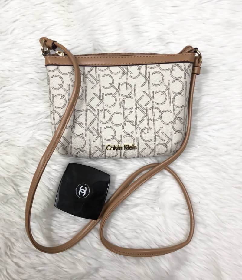 CALVIN KIEIN MINI CROSSBODY BAG กระเป๋าสะพาย size mini น่ารัก วัสดุหนังลายแบรนด์รอบใบ ด้านหน้าประกับ l0go brand อะไหล่ทอง เปิดปิดกระเป๋าแบบซิป ภายในโล่ง ใส่ธนบัตร, bookbank, มือถือได้ทุกรุ่น สายสะพาย เป็นหนังนิ่มสะพายสบาย ใบนี้ classic ตลอดกาลค่ะ