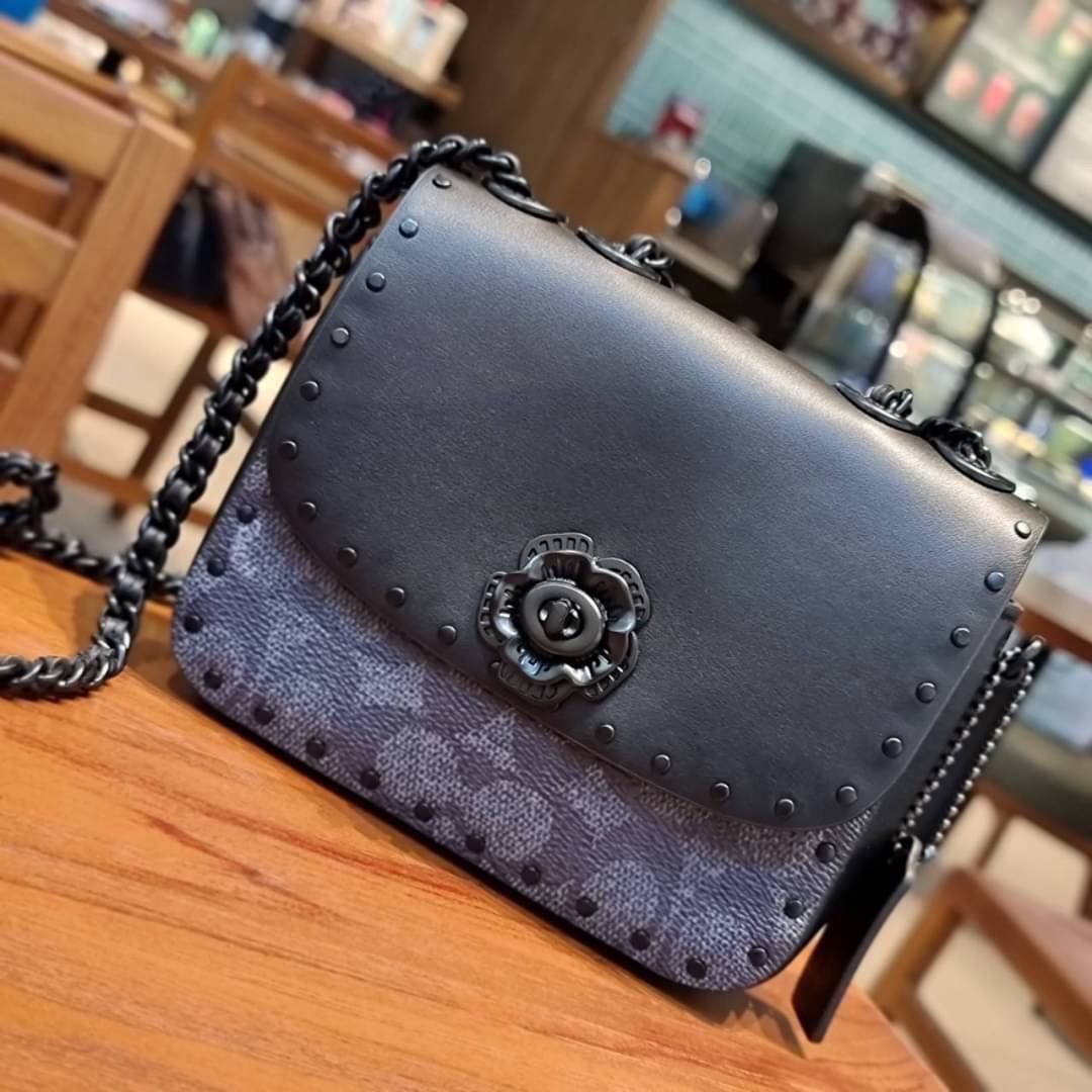 COACH C2462 MADISON SHOULDER BAG 16 IN SIGNATURE CANVAS WITH RIVETS กระเป๋าสะพายข้าง ไซส์กะทัดรัด พกพาง่าย น้ำหนักเบา ดีไซน์สวย โดดเด่นด้วยตัวล็อครูปดอกไม้ สีสันตกแต่งตัดกันกับลายซีอย่างลงตัว วัสดุหนังแคนวาสเคลือบลาย ภายในแบ่งสัดส่วนให้อย่างดี มาพร้อมสายส