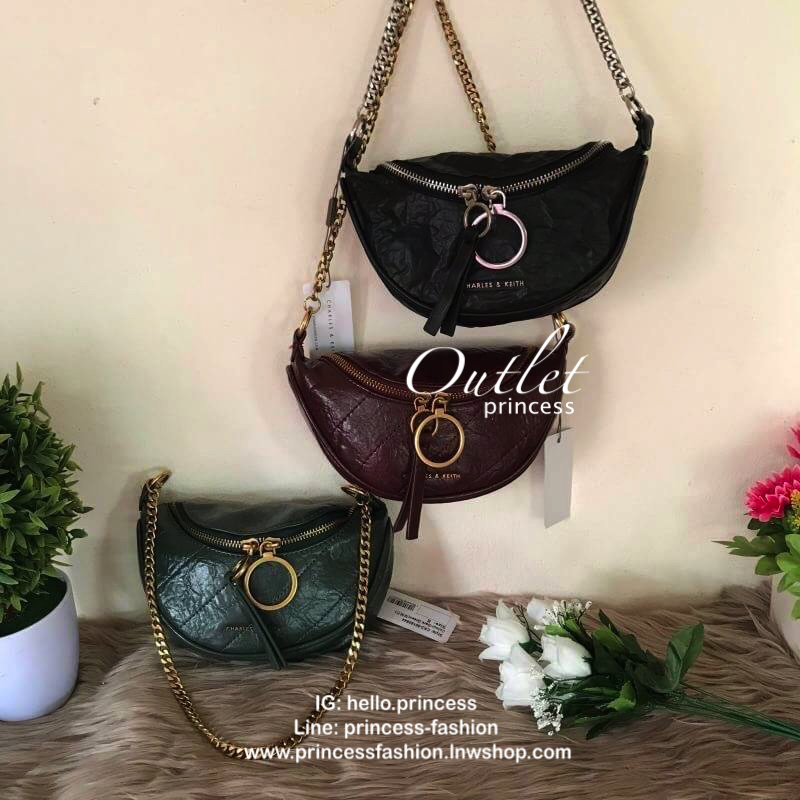 CHARLES & KEITH WRINKLED EFFECT RING ZIP TASSEL CROSSBODY BAG กระเป๋าสะพาย/คาดเอว/คาดอกรุ่นใหม่ล่าสุด เปิด-ปิดด้วยซิป ภายในโล่งกว้างมีช่องเล็กใส่บัตร จุของได้เยอะ ดีไซต์เก๋ไม่ซ้ำใคร มาพร้อมสายสะพาย 2 สายให้เลือกสะพายได้หลากหลายแบบไม่มีเบื่อแน่นอนจ้า