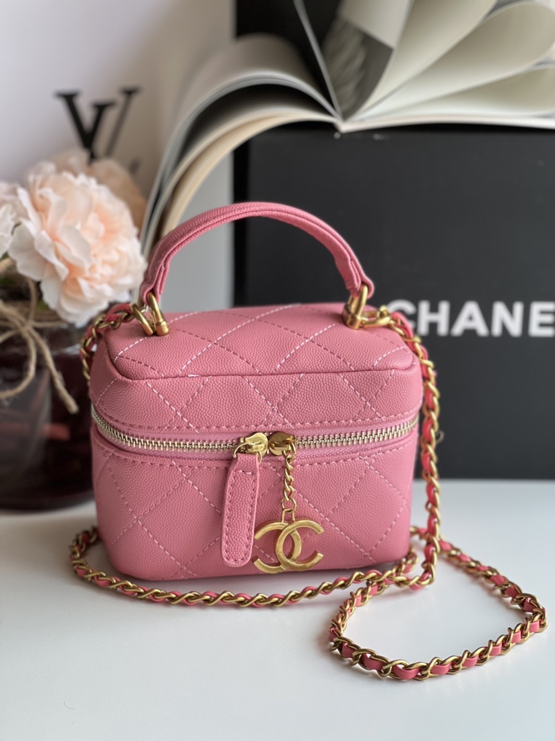 หนังแท้ Chanel Micro Bag / CHANEL Small Vanity Case Caviar Leather / Chanel vanity chain mini พร้อมส่งที่ไทย กระเป๋าสะพายข้างขนาดเล็กน่ารัก ดีไซน์คลาสสิคเรียบหรูเข้ากับทุกลุ๊คแบบไม่มีเอ้าท์ ไอเท็มนี้แนะนำสวยน่าใช้ ไม่ควรพลาดเลยค่าา