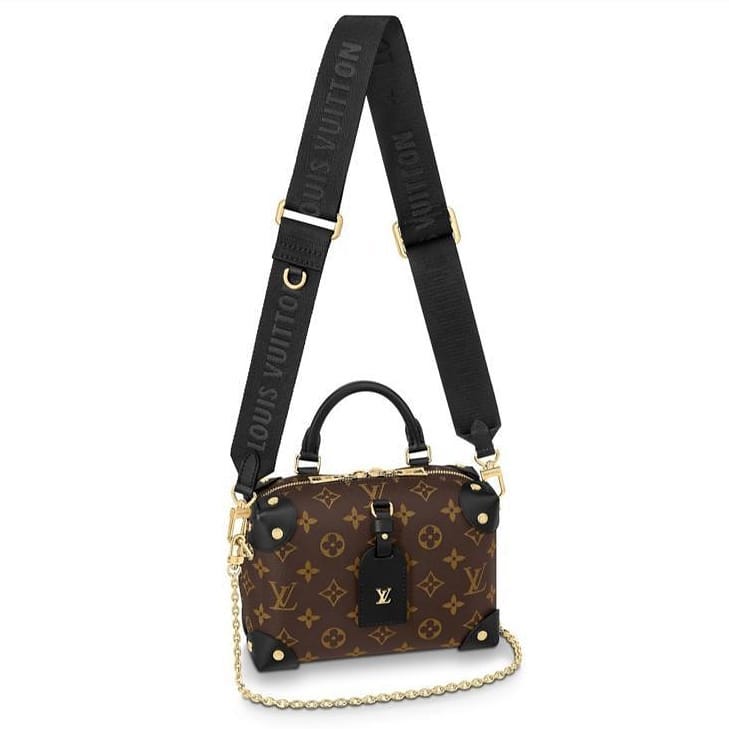 VIP 】LV Louis Vuitton Petite Malle Souple Bag กระเป๋าสะพายทรงหมอนมินิสวยน่าใช้มากค่ะ ขนาดกำลังน่ารักเลยค่ะ ภายในโล่งกว้าง ใส่ของได้เยอะน้าา งานซิปกลางเก็บของได้อย่างมิดชิด หนังลายโมโนแกรม มาพร้อมสายสะพายยาว 2 สาย ถอดออกถือได้ ไอเท็มน่ารักขนาดนี้ ไม่มีได้ไ