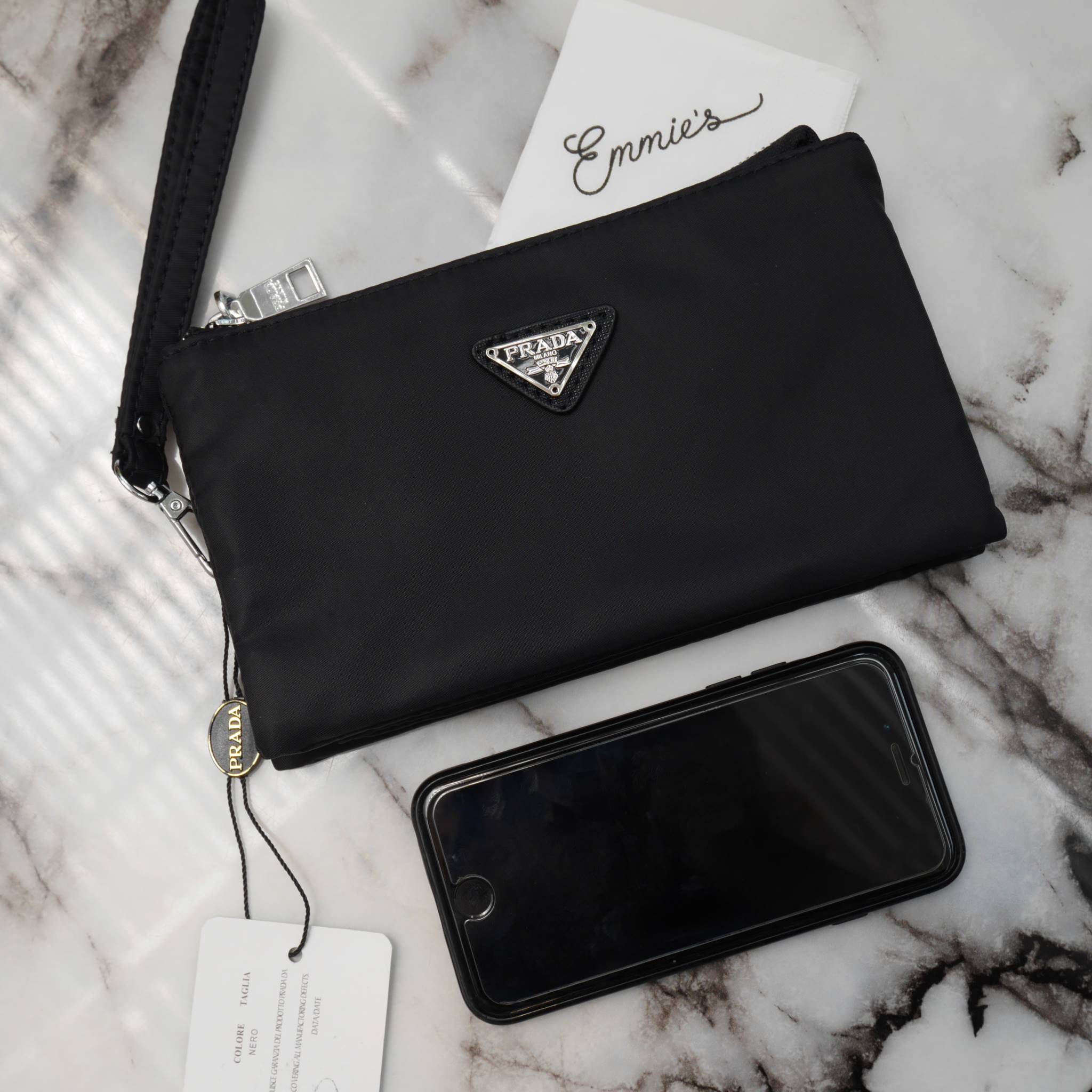 ได้งานมินิน่ารัก กระเป๋าคล้องมืองานพรีเมี่ยมกิ้ฟท์ จาก PRADA มาค้า ตัวนี้คุ้มสุดๆ โดดเด่นที่ ตัวกระเป๋าผ้าไนล่อน **อะไหล่เงินเงา น้ำหนักเบา สายคล้องแขนถอดได้ มีช่องแบ่งเก็บของ 3 ช่องซิปเลย ช่องตรงกลางสามารถ ใส่บัตรได้ด้วยค้า ใส่ iphone6 ได้น้าาา **สวยคุ้ม