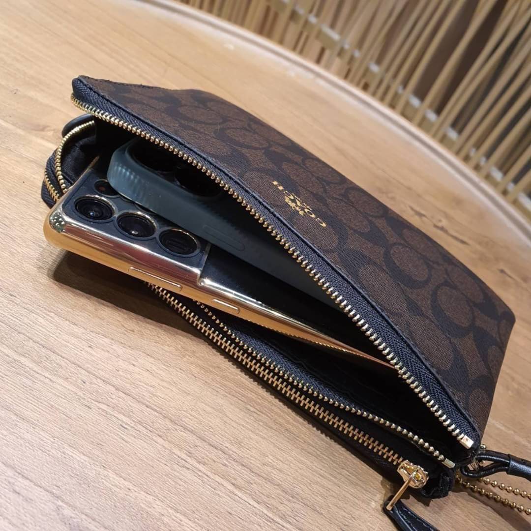 COACH F54057 DOUBLE ZIP WALLET IN SIGNATURE กระเป๋าคล้องมือ size L ใบนี้ใส่มือถือได้ทุกรุ่น ขนาดกำลังดี พกพาสะดวกมากๆ วัสดุหนังสังเคราะห์ ภายในเป็นผ้าสีสวยคม ใส่ธนบัตร ใส่บัตรได้เยอะ ใส่มือถือได้สบายๆทุกรุ่น ตอบโจทย์สาวๆที่ไม่ชอบพกเยอะวุ่นวายจ้า ใบนี้เอาอ
