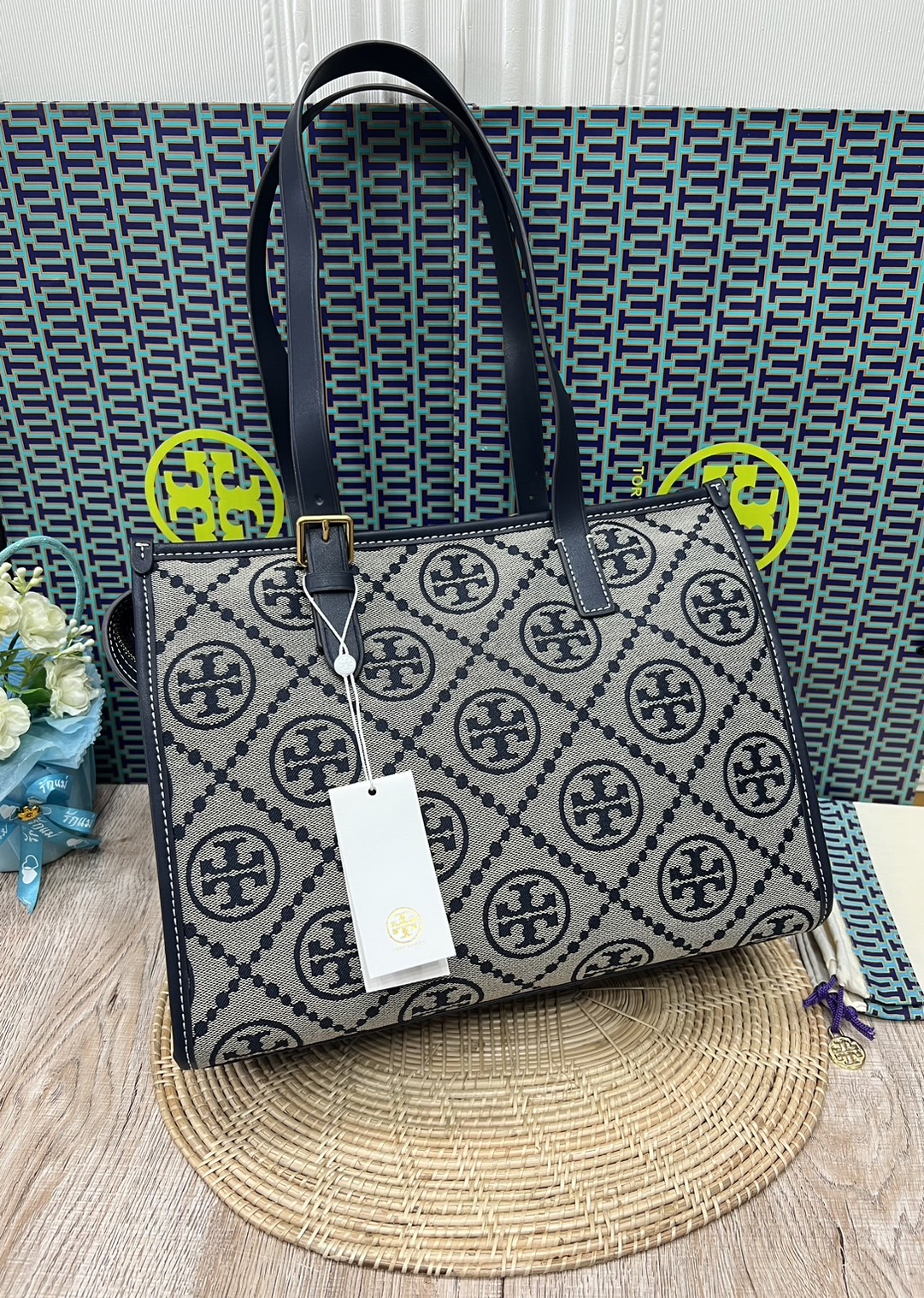 Tory Burch Small T Monogram Tote / TORY BURCH Shopper Tote Bag 32cm ใบใหญ่ กระเป๋าทรงโท้ท รุ่นใหม่ Square Tote ตกแต่งขอบด้วยหนังหรู มาพร้อมช่องเก็บของที่จุของได้มากมาย และสายจับกระเป๋าที่สามารถสะพายขึ้นไหล่ เหมาะสำหรับการใช้งานหลากหลายรูปแบบ รังสรรค์ลงบนก