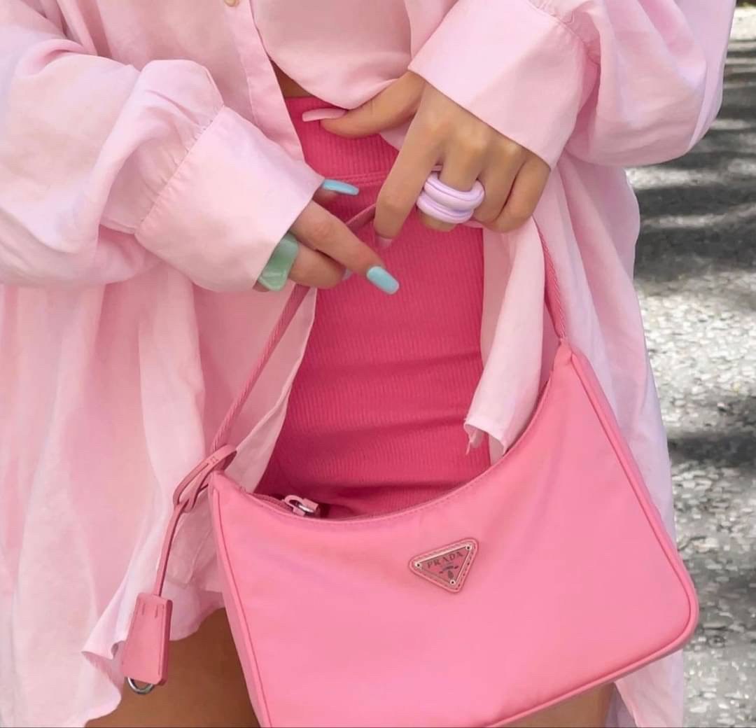 PRADA Nylon Mini Bag รุ่นใหม่แนะนำ!! พร้อมส่งครบ4สี รุ่นขายดีในตำนานค่ะ PRADA NYLON HANDBAGS ขนาดกะทัดรัด **อะไหล่เงิน วัสดุทำจากผ้าNylon อย่างหนา อยู่ทรง กันน้ำได้ หายห่วงคะ ด้านหน้ามีโลโก้แบรนด์ เปิดปิดด้วยซิป มาพร้อมสายผ้า ไม่สามา