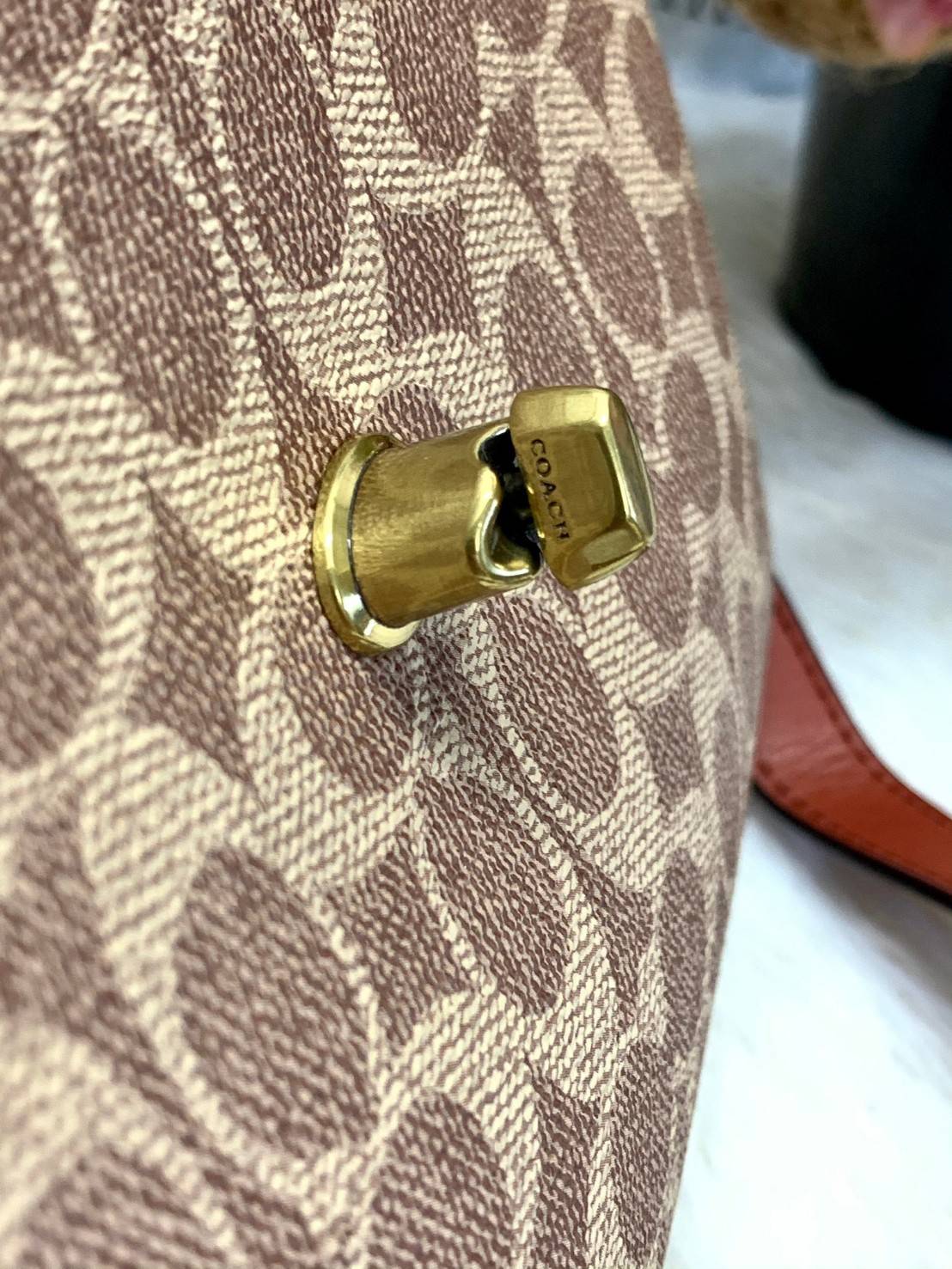 COACH CASSIE CROSSBODY BAG((68349//68348)) พร้อมส่งค่ะ! รุ่นฮิต กระเป๋าหิ้วได้//สะพายข้างหรือครอสบอดี้ร์ได้ หนังแท้นิ่มสวย เปิดปิดกระเป๋าแบบหมุนล็อค ภายในกระเป๋ามี3ช่องให้ใส่ของ แต่ล่ะช่องกว้าง สามารถใส่กระเป๋าเงินใบยาวได้;ของอื่นๆได้จุทีเดียวค่ะ ;มีช่องซ