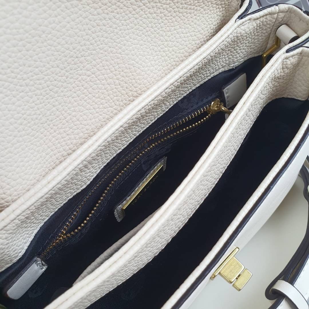 TORY BURCH CROSSBODY BAG กระเป๋าสะพายข้าง **หนังสวยมาก อะไหล่ทองวินเทจ ด้านหน้าประดับโลโก้แบรนด์ เปิดปิดด้วยตัวล็อคหมุน ภายในโล่งกว้างบุผ้าปั้มแบรนด์ มีช่องใส่ของ 3 ช่องใหญ่ พร้อมช่องซิปและที่เก็บบัตร มาพร้อมสายยาวถอด-ปรับระดับได้ ขนาดกำลังดี รีบคว้าด่วนค