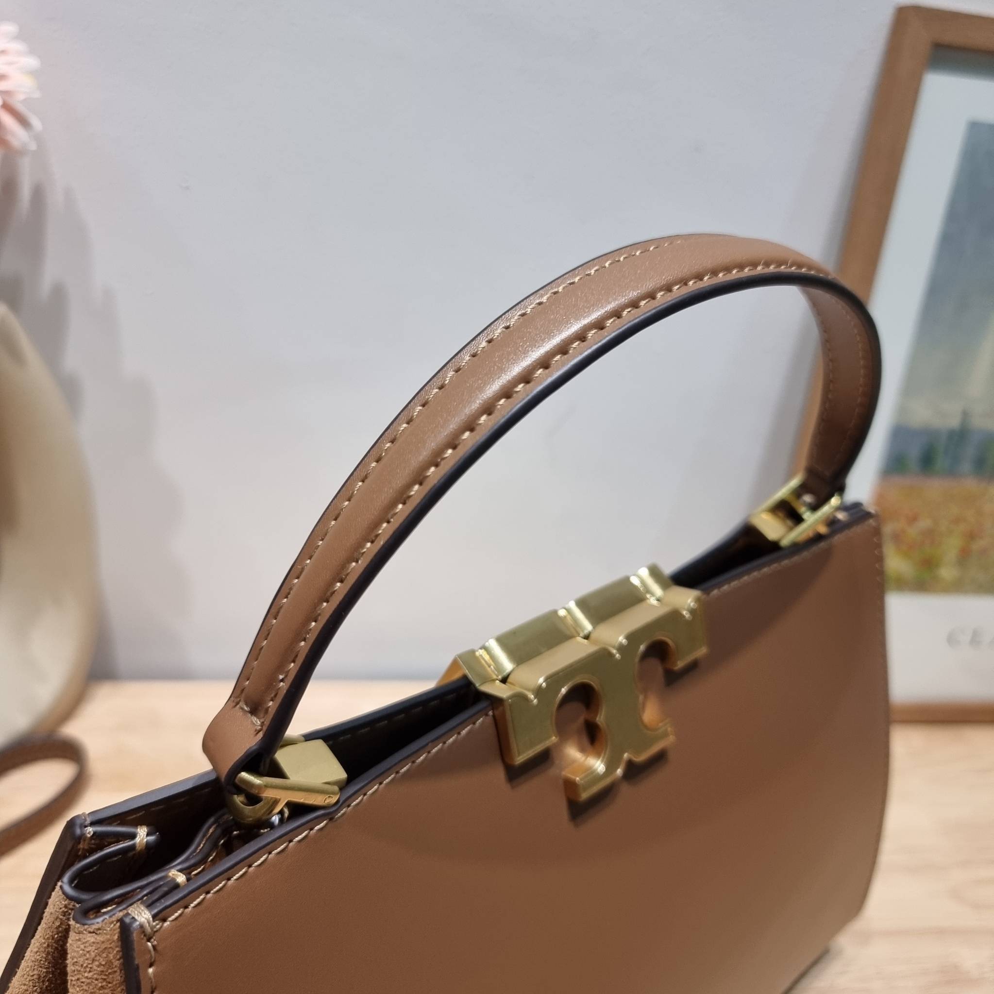 TORY BURCH ELEANOR SPAZZOLATO SATCHEL ใหม่และดูดีเกินต้าน กับกระเป๋าถือทรงสวย ใบใหญ่ ดีไซน์ผู้ดีเรียบหรู ถือขับผิวไปเลยทุกสี สวยคม มาพร้อมหูจับในตัว