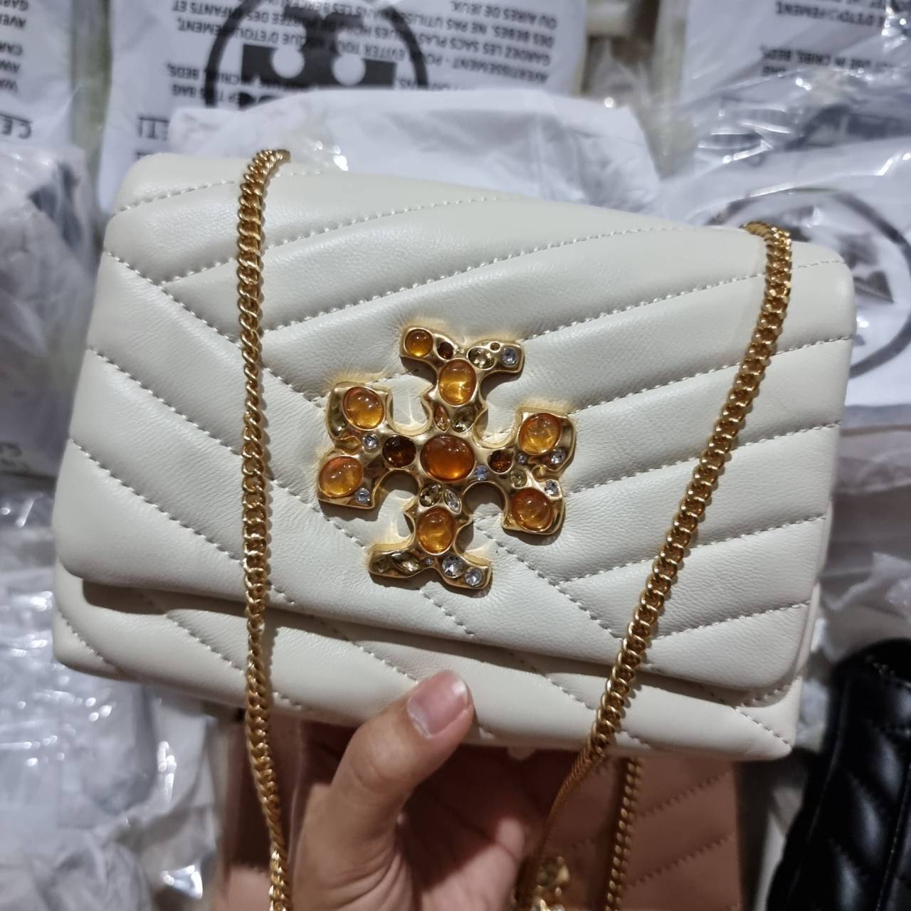 TORY BURCH KIRA CHEVRON EMBELLISHED LOGO MINI BAG ตามคำเรียกร้องจ้า!! ไซส์มินิ สะดวกใช้ พกพาง่าย สไตล์คุณหนู!! กระเป๋าสะพายข้าง ดีไซน์ทรงคลาสสิค โดดเด่นด้วยโลโก้ดีไซน์ประดับเม็ดสี เพิ่มมูลค่าและดึงดูดสายตามากขึ้น วัสดุหนังแกะ สัมผัสนิ่มมือ เปิด-ปิดด้วยกระ