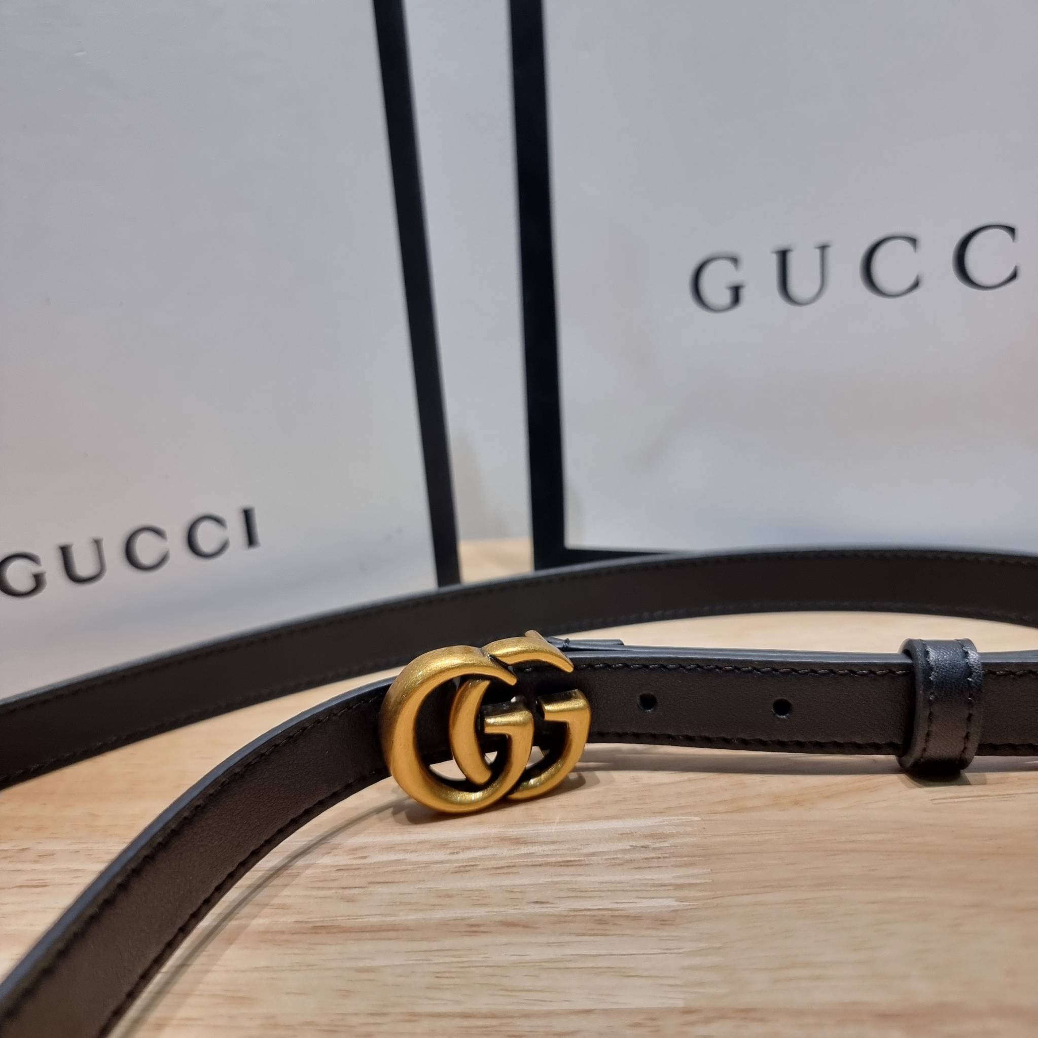 GUCCI BELT LEATER 2mm / GG belt box set เข็มขัดกุชชี่รุ่นคลาสสิค เรียบง่าย ผู้ดี เป็นซิกเนเจอร์ ด้วยดีไซน์ double buckle อะไหล่สีทองวินเทจ ทำให้ใช้งานเป็น everyday use ได้เลย พร้อมออริจินัล box ที่สุดของการคอมพลีทลุทด้วยเข็มขัดเส้นนี้เส้นเดียวได้เลย แนะนำ