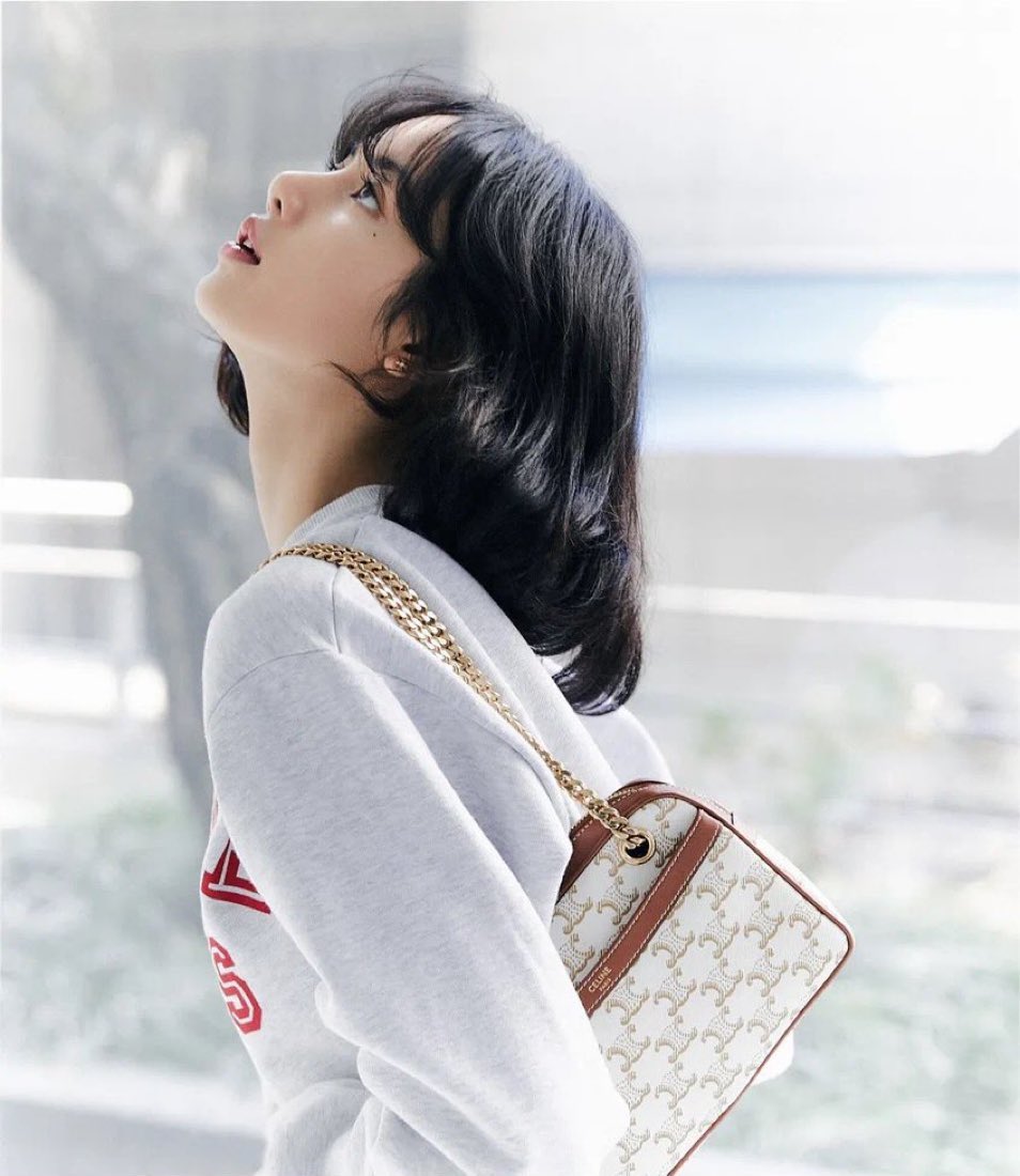 VIP GIFT 】หนังแท้ CELINE SMALL PATAPANS IN TRIOMPHE CANVAS AND CALFSKIN ดีไซน์สวยหรูฮิตสุดในเกาหลี! หนังสวยอยู่ทรง เปิดปิดด้วยซิปแบรนด์สีทอง ภายในโล่งกว้างและจุสามารถใส่มือถือ กระเป๋าสตางค์ ของใช้ได้เยอะ สายสะพายโซ่อะไหล่ทองหรูเลื่อนได้จะใช้สายคู่สะพายไหบ