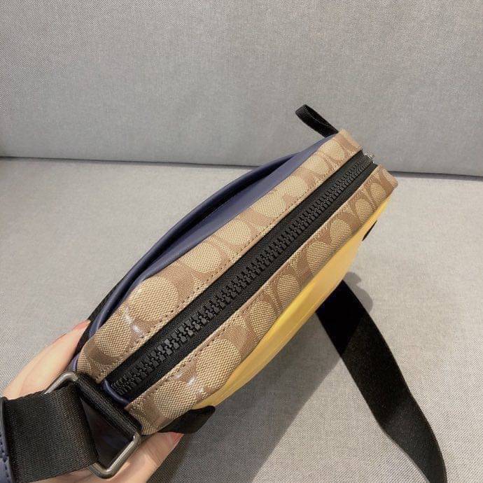 COACH EDGE CROSSBODY IN SIGNATURE CANVAS กระเป๋าสะพายครอสบอดี้ร์ วัสดุหนังแท้ หนังนิ่มอย่างดีค่ะ ด้านหน้ามีช่องซิปซ่อนให้หนึ่งช่อง เปิดปิดช่องหลักแบบซิปคู่ภายในกว้าง ใส่ของได้จุเลยนะคะ มีช่องซิปและช่องเล็กให้อีก2ช่อง;ด้านหลังกระเป๋าเป็นช่องโล่งใส่ของอีกช่