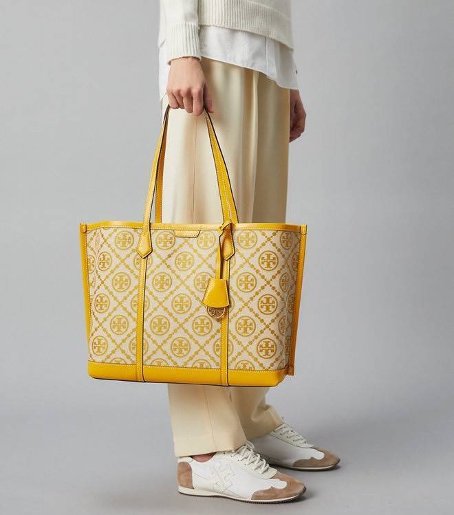 TORY BURCH T MONOGRAM TRIPLE - COMPARTMENT TOTE กระเป๋า/สะพายไหล่ทรง SHOPPING BAG วัสดุผ้าผ้าแคสวาสปักลายสัญลักษณ์แบรนด์ ตั้งอยู่ทรง สวยหรู ดูแพง จุของได้เยอะมาก ภายในแยกเป็น 2 ช่องหลัก 1 ช่องซิปตรงกลาง แบ่งเป็นสัดส่วนใช้งาน