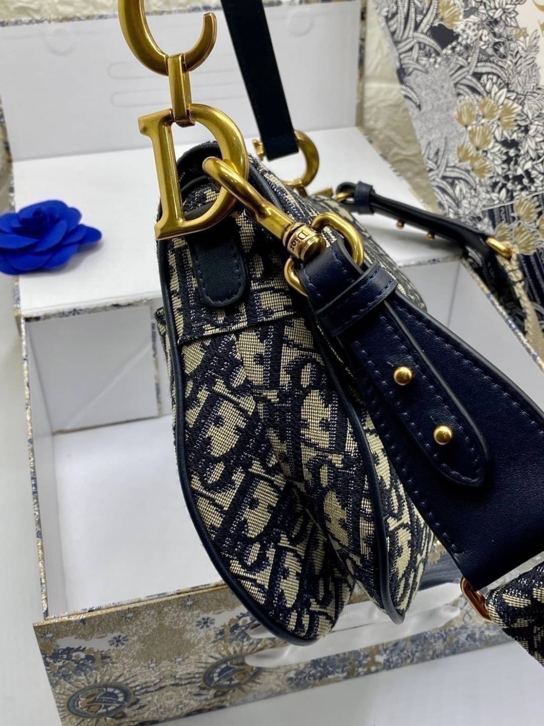 หนังแท้ DIOR SADDLE BAG Oblique Embroidery รุ่นใหม่ กระเป๋ารุ่นยอดนิยมตามแบบฉบับแบรนด์ งานทอลายคมชัด ใช้งานได้ 2 แบบ สะพายยาว CROSSBODY และสายสั้นถือได้เก๋ๆ ลุคนี้คูลสุดๆ เลยค่าา ภาพถ่ายจากสินค้าจริง! สวยมาก พร้อมส่งที่ไทยราคาสุดคุ้ม สาวๆ ห้ามพลาดค่ะ!