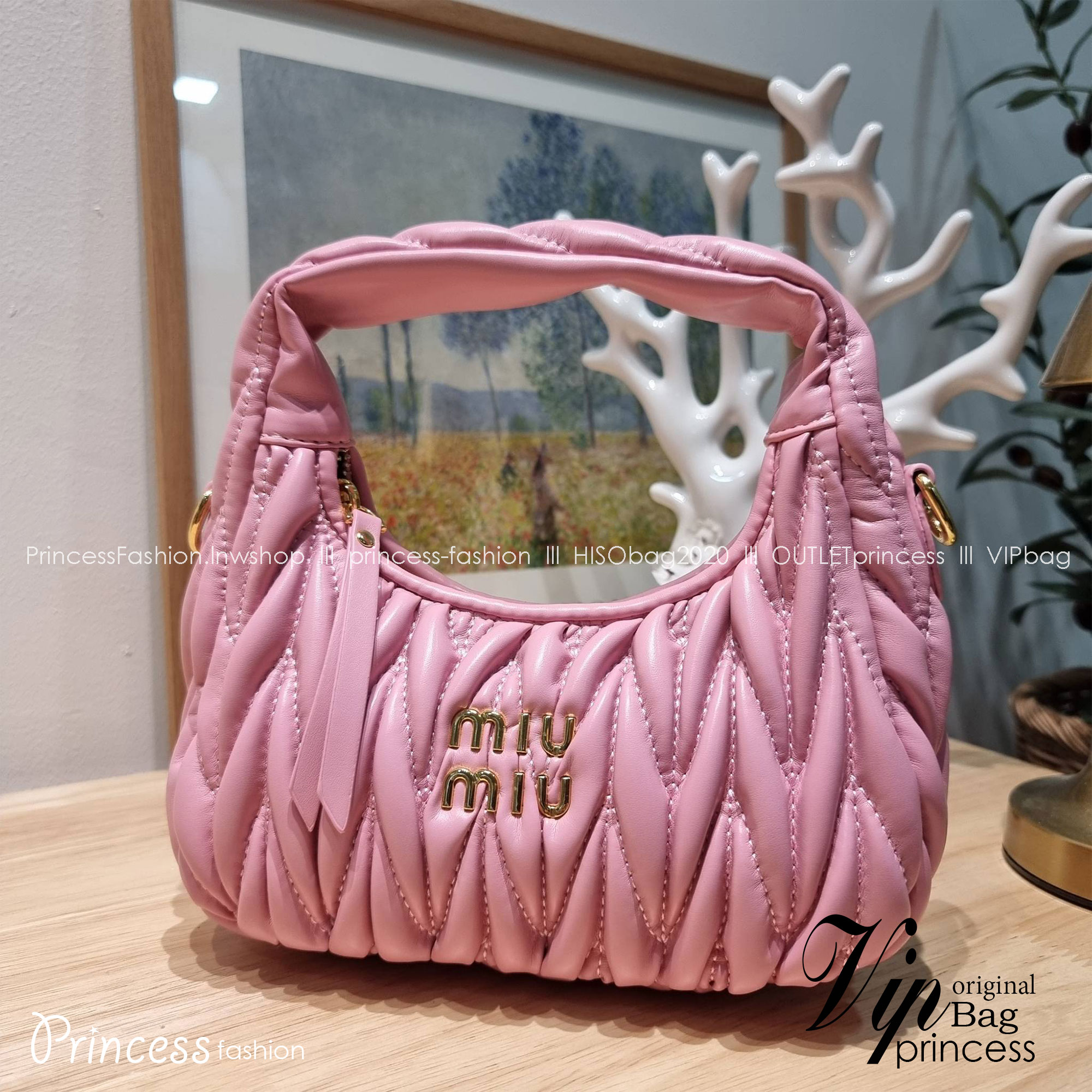MIU MIU WANDER MATELASSÉ MINI HOBO BAG ไอเท็มสับๆอีกหนึ่ง ที่ต้องมีใช้ได้แล้ว กับกระเป๋าถือ/สะพาย ทรงโฮโบ คิ้วท์สุด ปังสุด ตัวแม่ อินฟลู ดาราเค้าใช้กันเพียบ
