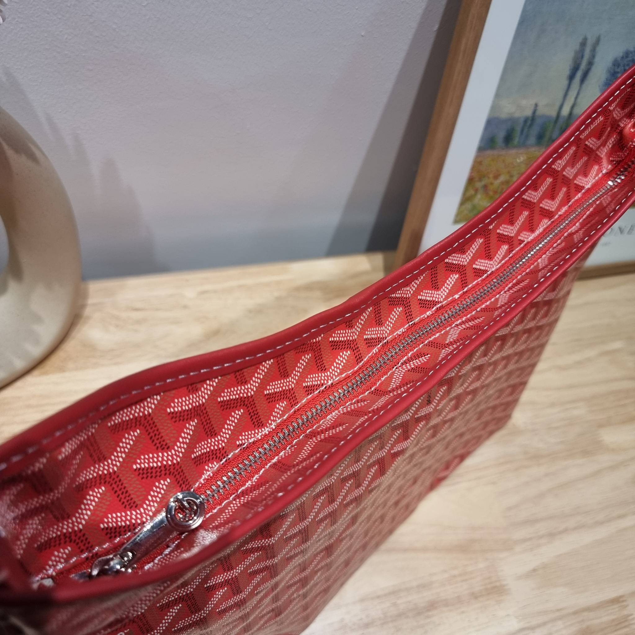 GOYARD BOHEME HOBO BAG / GOYARD HOBO กระเป๋าสะพายทรงโฮโบ ใบใหญ่จุใจ!! มาครบสีขายดี เลิศทุกสี รูปทรงคลาสสิค ดีไซน์เป็นเอกลักษณ์ วัสดุหนังแคนวาสพิมพ์ลายสวยคม ปากกระเป๋ามีซิปเปิด-ปิดกันของหล่นได้ ภายในโล่งกว้างมาก มาพร้อมสายคล้องในตัว ทนทาน สะพายสวยๆได้ทุกวั