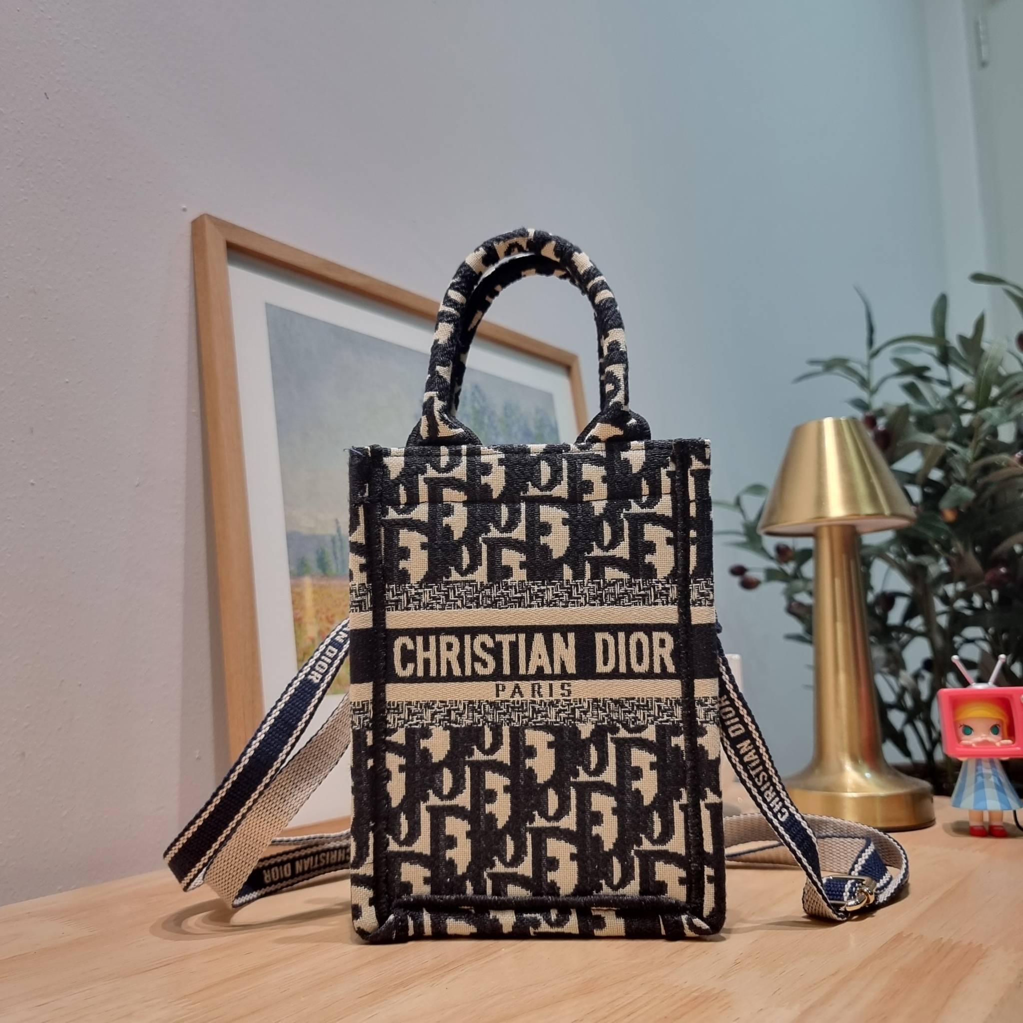 Dior mini book tote phone bag / CD MINI SHOPPING BAG น้องคนสวย ไซส์มินิ ขนาดเล็กน่ารัก น่าใช้มากกกก!! ดีไซน์คลาสสิควินเทจ สวยหรู