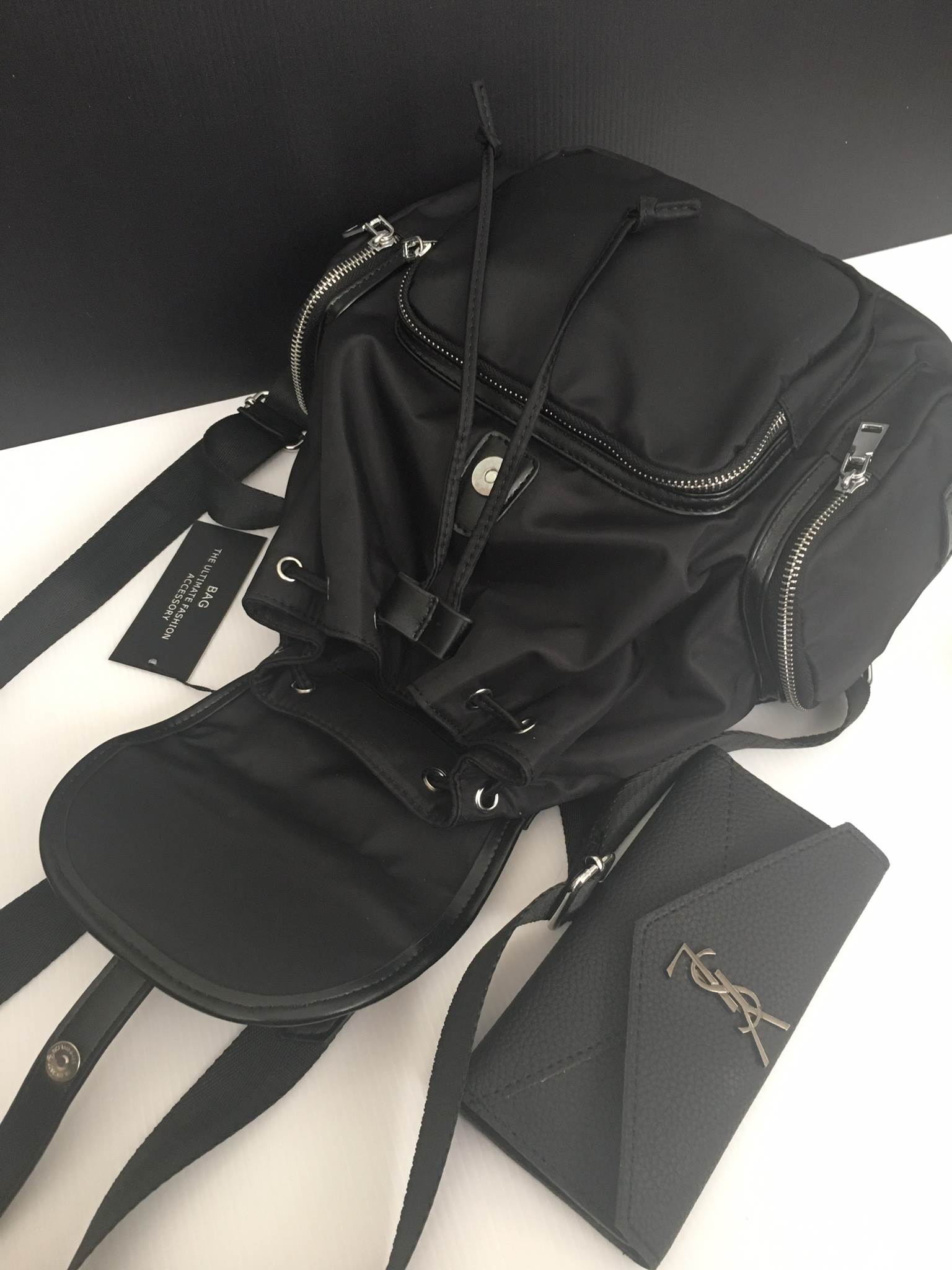 รุ่นใหม่ล่าสุดเลย ห้ามพลาดเลยน๊า !!! สาวๆ ที่กำลังหากระเป๋าเป้ น้ำหนัก ดีไซด์เก๋ๆ เข้ากับชุดได้ง่ายใบนี้เป็นทางเลือกที่ดีเลยค่า 👄 =>> ตัวกระเป๋า เป็นผ้าไนล่อนนาโน เนื้อหนาทนทานกันน้ำได้ แถมหูจับกระเป๋าทำจาก หนังแท้เนื้อดี ลายหนังชัด ทำให้มีค