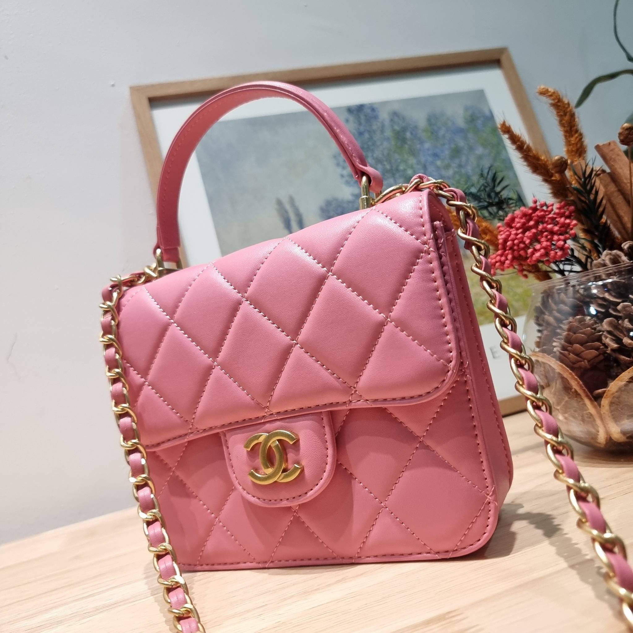 CHANEL flap bag with chain กระเป๋าสะพายสุดหรู สวยดูแพง รูปทรงคลาสสิค ขนาดกำลังพอเหมาะ สายสะพายโซ่ในตัว น้ำหนักเบา และยังมีหูจับในตัว สะดวกต่อการพกพา ตัวกระเป๋าเปิดด้วยกระดุมแม่เหล็ก วัสดุหนังอย่างดี ผิวสัมผัสดี ภายในเป็นช่องโล่ง และยังมีช่องซิปให้ด้วย