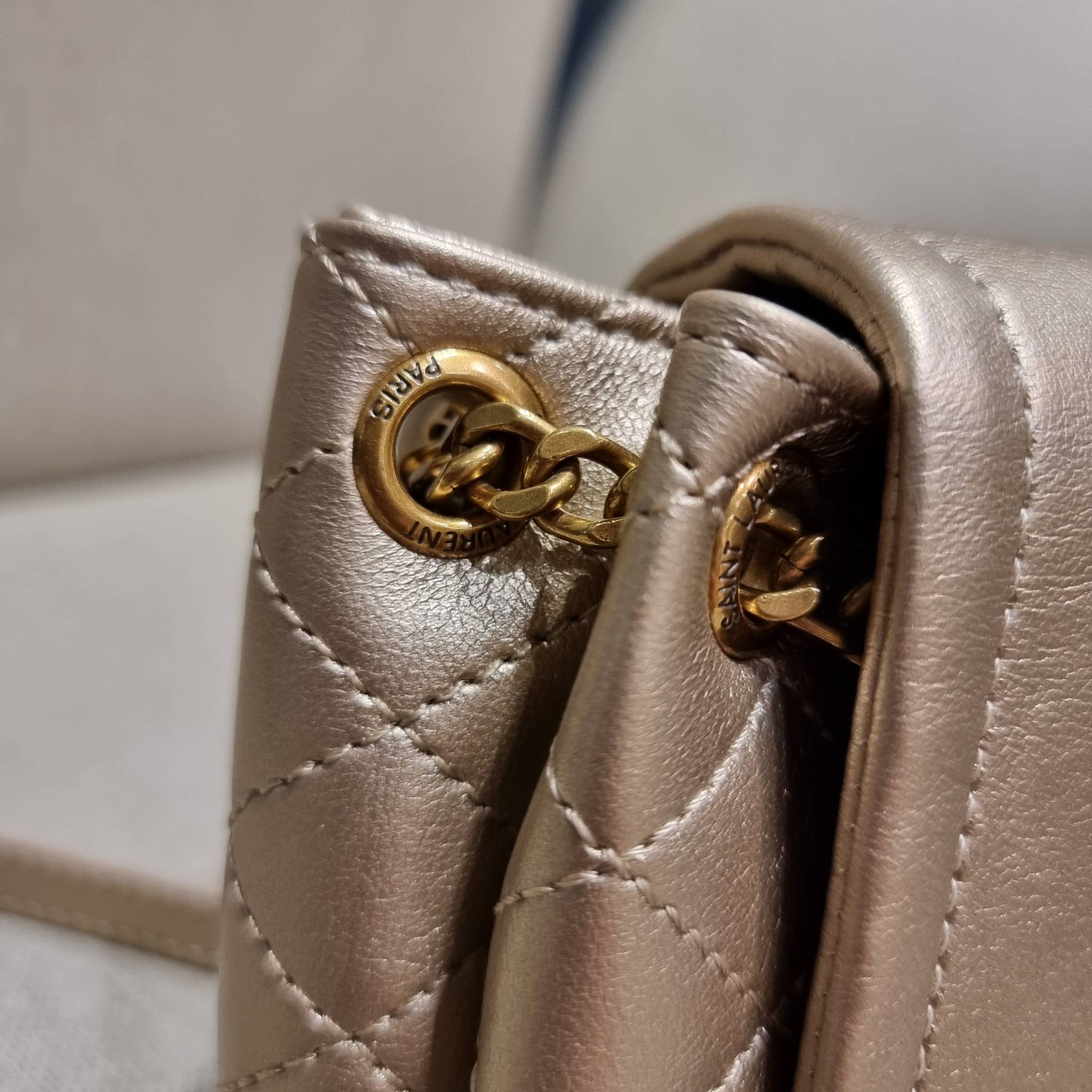 Yves Saint laurent mini nolita in lambskin / YSL mini nolita น้องสาวคนสวยที่ต้องตาเมื่อแรกเห็น กระเป๋าสะพายดีไซน์หรู ไซส์มินิ แบรนด์นี้ไม่เคยทำให้ผิดหวังจริงๆ ด้วยดีเทลความเรียบง่ายแต่มีความหรูอยู่ในตัว วัสดุหนังแกะ สัมผัสดีงามมากๆ เปิด-ปิดด้วยกระดุมแม่เห