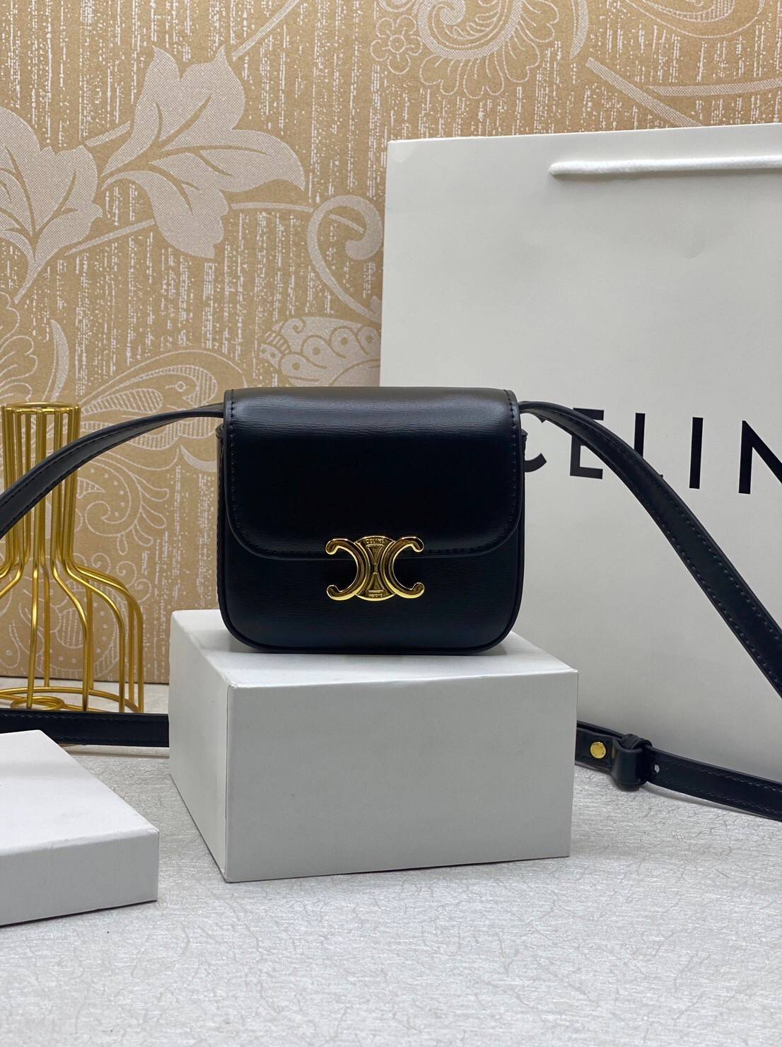 CELINE MINI TRIOMPHE IN TRIOMPHE Shiny calfskin เกรดออริจินอล กระเป๋ามินิทรงชิค ดีไซน์รูปกล่องสุดแสนมินิมอล สามารถสะพายแบบ Crossbody และยังเป็น Belt Bagได้อีกด้วย วัสดุแคนวาสลาย Triomphe แบบไม่มีตกยุค ด้านหน้าโดดเด่นด้วยโลโก้สีทอง