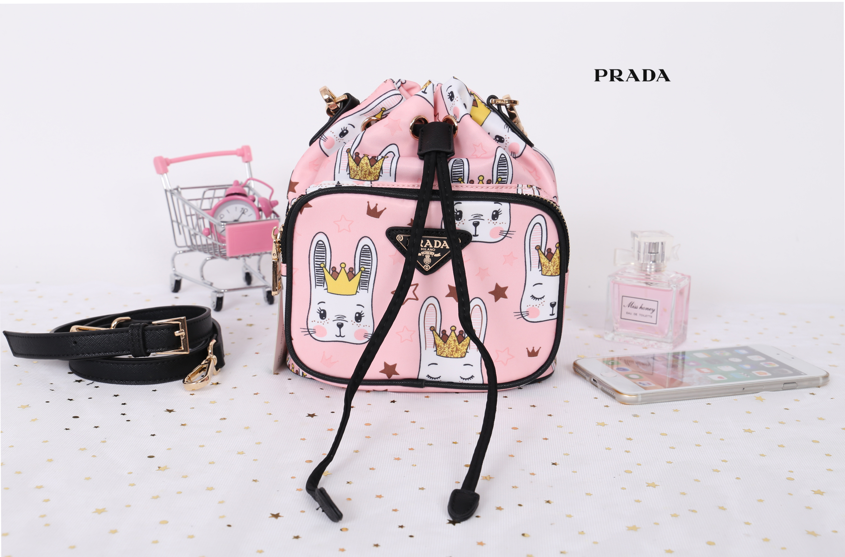 Prada bucket bag Premium gift New in! กระเป๋าถือหรือสามารถสะพายข้าง ทรงขนมจีบ สุดน่ารักดีไซน์ใหม่ super cute! วัสดุ nylon เนื้อหนา อะไหล่ทองด้านหน้ามีโลโก้แบรนด์ พร้อมช่องซิป กระเป๋า เปิดปิดแบบ drawstring ภายในกระเป๋าโล่ง ใส่ของได้จุ พร้อมสายยาวลาย saffia