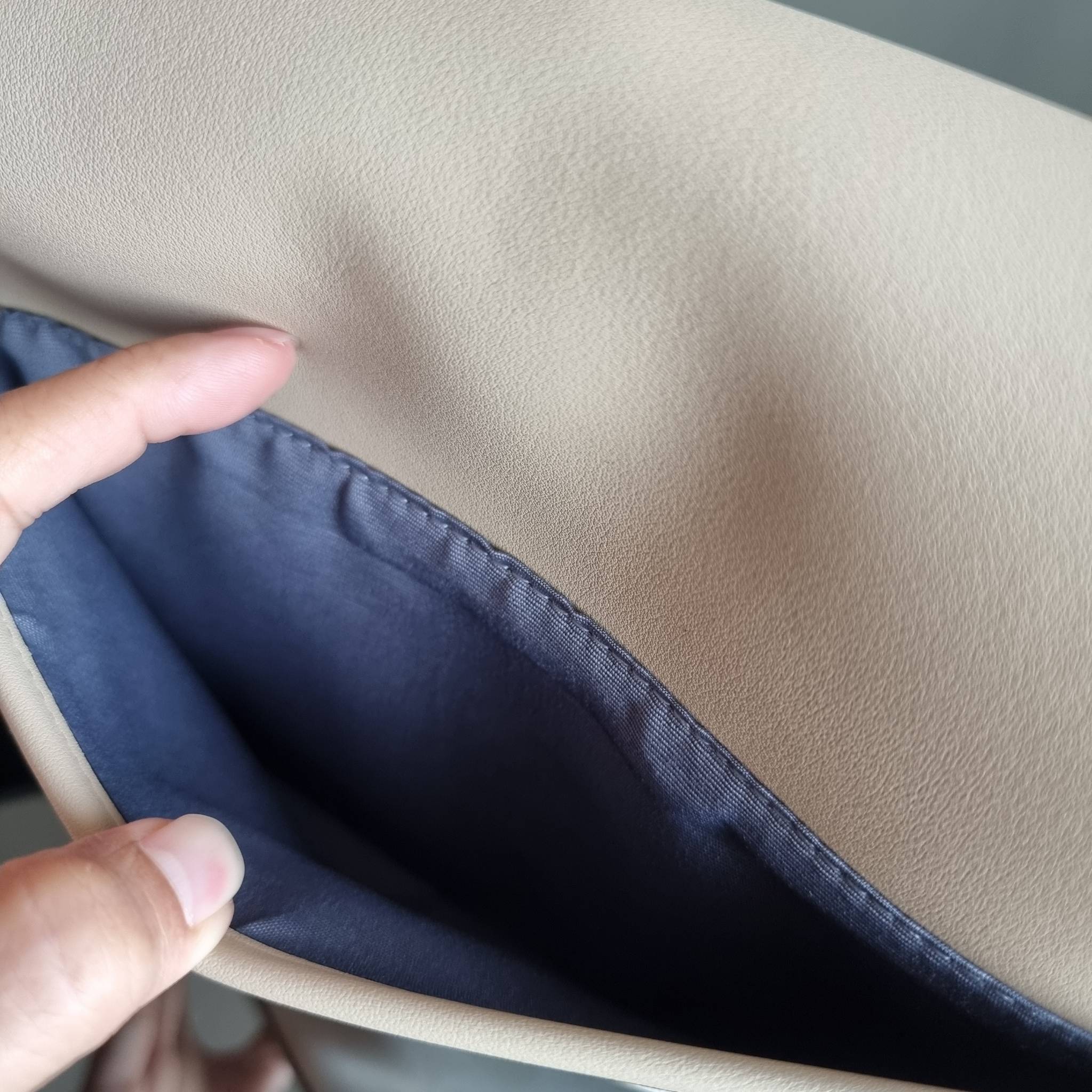 COACH TRACK CROSSBODY IN COLORBLOCK WITH COACH PATCH C6657 C8128 หล่อบอกต่ออีกหนึ่ง กระเป๋าสะพายทรงแมสเซ็นเจอร์ รุ่นเอาใจหนุ่มๆ ที่สาวๆก็อยากใช้!! ด้วยดีไซน์สีคัลเลอร์บล็อคที่โดดเด่น ทำให้ดูน่าใช้งาน วัสดุหนังแท้ สวยคมซ่อนหรู ฝากระเป๋ามีตัวล็อคแน่นหนา เปิ