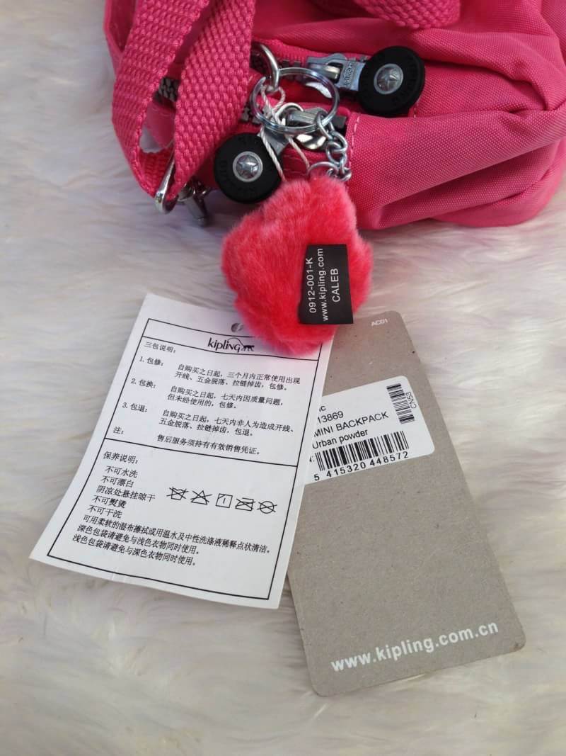 Kipling Mini Shoulder Bag K13869 Outlet Hongkong กระเป๋าสะพายไหล่ใบเล็กน่ารัก วัสดุผ้าไนล่อนกันน้ำอย่างดีตามแบบฉบับแบรนด์ แบ่งเป็นช่องซิป 3 ช่อง มีหูจับ ด้านในบุผ้าแบรนด์ มาพร้อมพวงกุญแจน้องลิง ใบนี้จุของได้เยอะน้ำหนักเบาค่ะ เหมาะมากกับการสะพายไปเที่ยวชิว