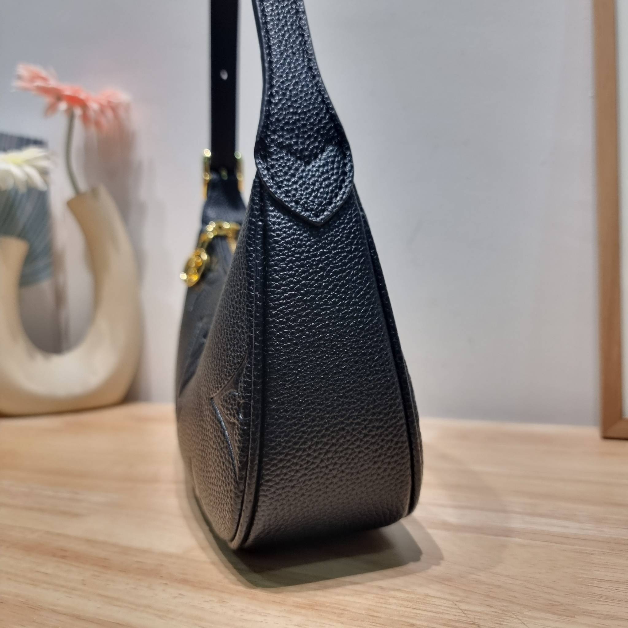 LV Mini Moon Monogram Empreinte Leather ใหม่ล่าสุด สวยสับ สวยตัวแม่ ไอเท็มเก๋ๆ ใบเดียวก็เลิศ กับกระเป๋าสะพายทรงพอช ขนาดกำลังน่ารัก พกพาง่าย รูดใช้งานสะดวกด้วยซิป ภายในเป็นช่องโล่ง มีช่องซิป ส่วนสายสะพายปรับสั้นยาวได้ตามเหมาะสม ดูดี ดูแพงทุกสี