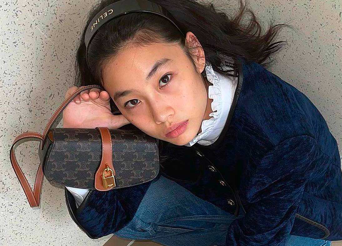 VIP 】CELINE TABOU CLUTCH BAG CELINE MINI CROSSBODY BAG (GWP) วัสดุ Triomphe Canvas หนังสวยอยู่ทรงกันน้ำได้ ขนาดกำลังน่ารัก การออกแบบที่เน้นความเรียบแต่หรู มาพร้อมสายสะพายสั้นและสายสะพายยาว สำหรับสะพายไหล่ สายปรับระดับสั้น-ยาวได้ (ถอดไม่ได้) โดดเด่นที่ด้าน