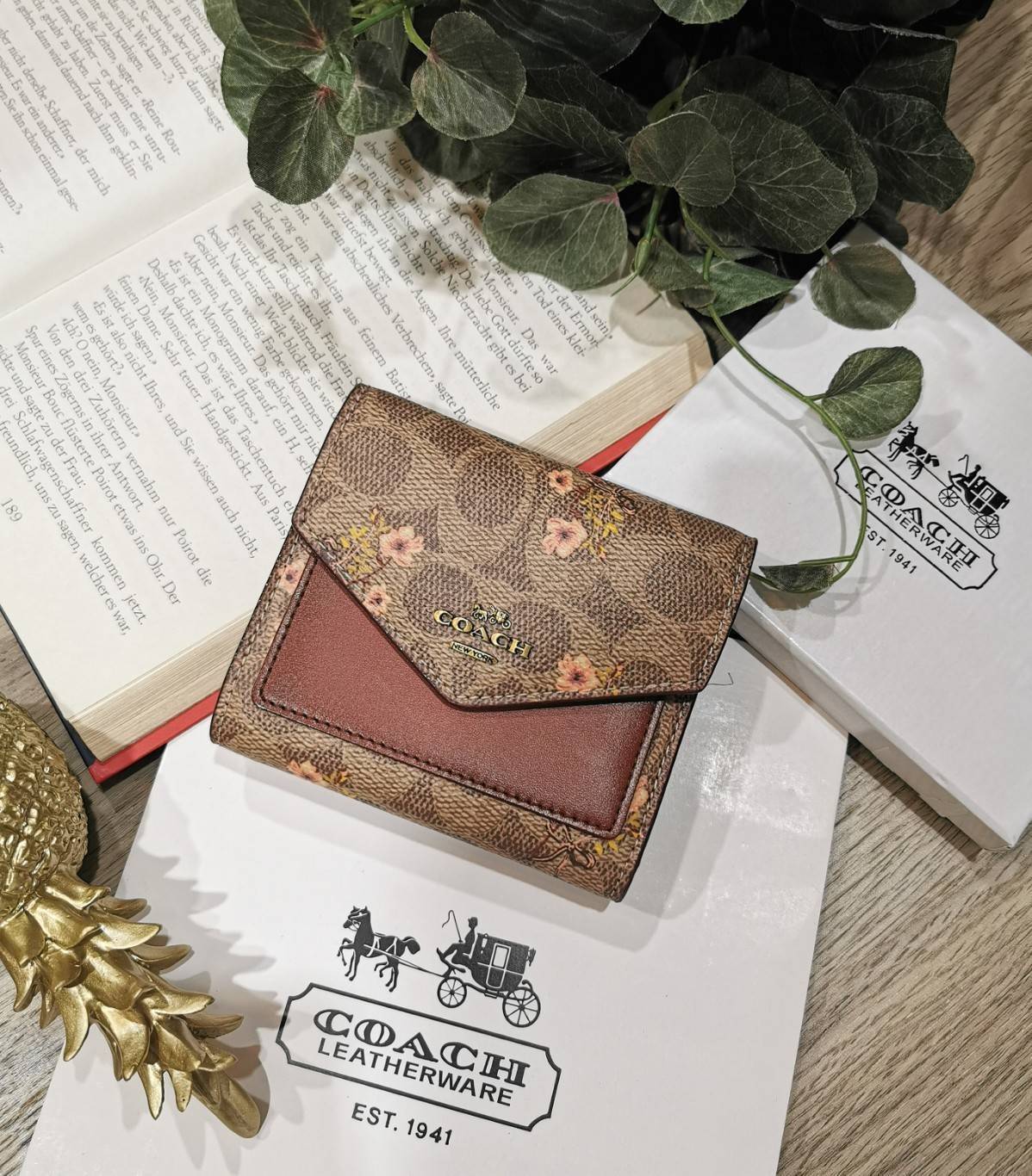 COACH FACTORY SHORT WALLET กระเป๋าสตางค์รุ่นใหม่ล่าสุดจาก Coach Factory Outlet ขนาดกำลังดี พกพาสะดวก ดีไซน์สวยน่าใช้ วัสดุหนังแท้เปิดปิดด้วยฝาปิด Envelop กระดุมด้านหน้ามีโลโก้แบรนด์ด้านหลังมีช่องซิปใส่เหรียญ หัวซิปแบรนด์ ภายในมีช่องใส่ธนบัตรใส่แบงก์พันได้