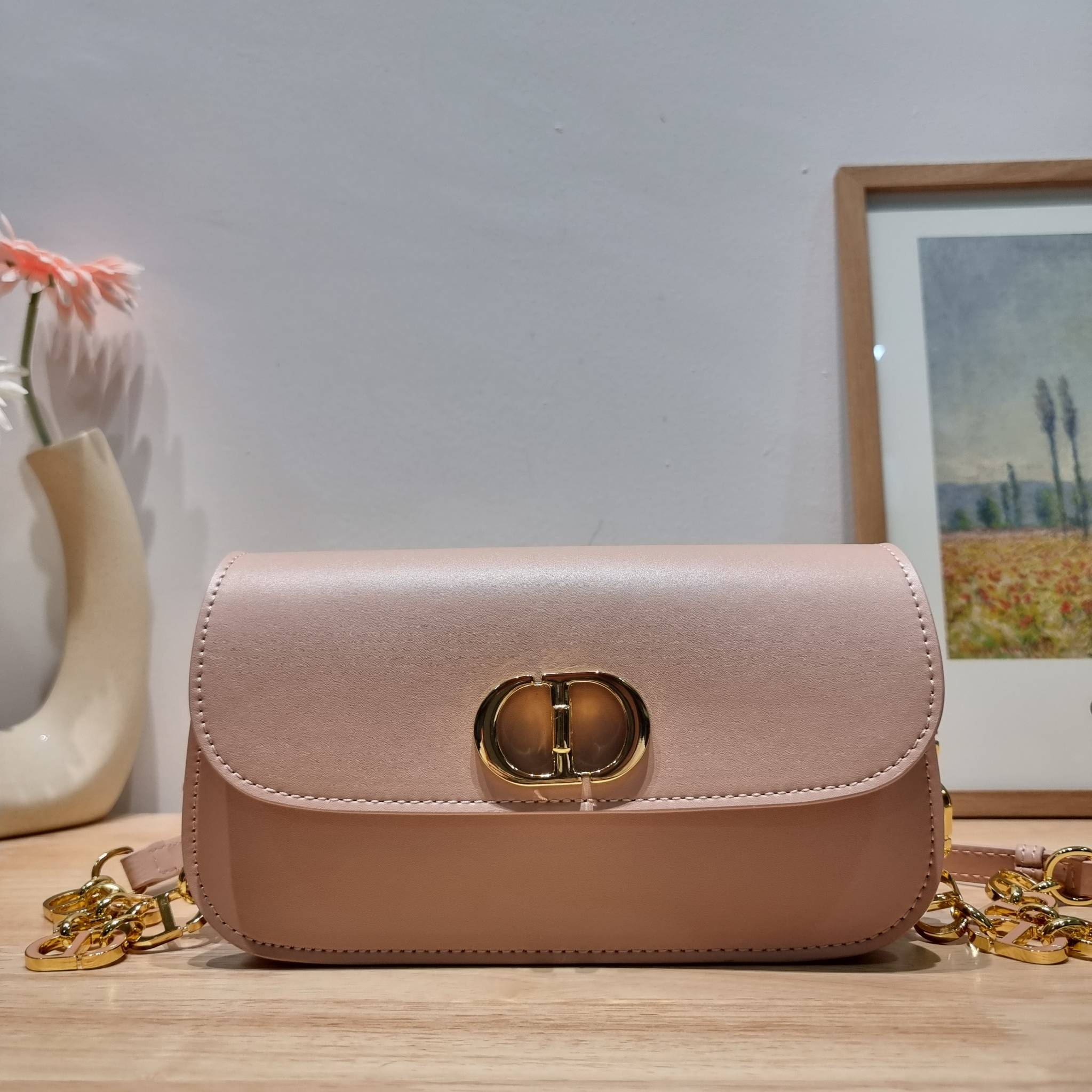 DIOR 30 MONTAIGNE AVENUE BAG สวยหรู ดีเทลแพง ต้องยกให้ไอเท็มนี้เลย กับกระเป๋าสะพายข้าง รุ่นที่ใครเห็นเป็นต้องรัก ดีไซน์เรียบง่าย แต่แฝงความผู้ดี